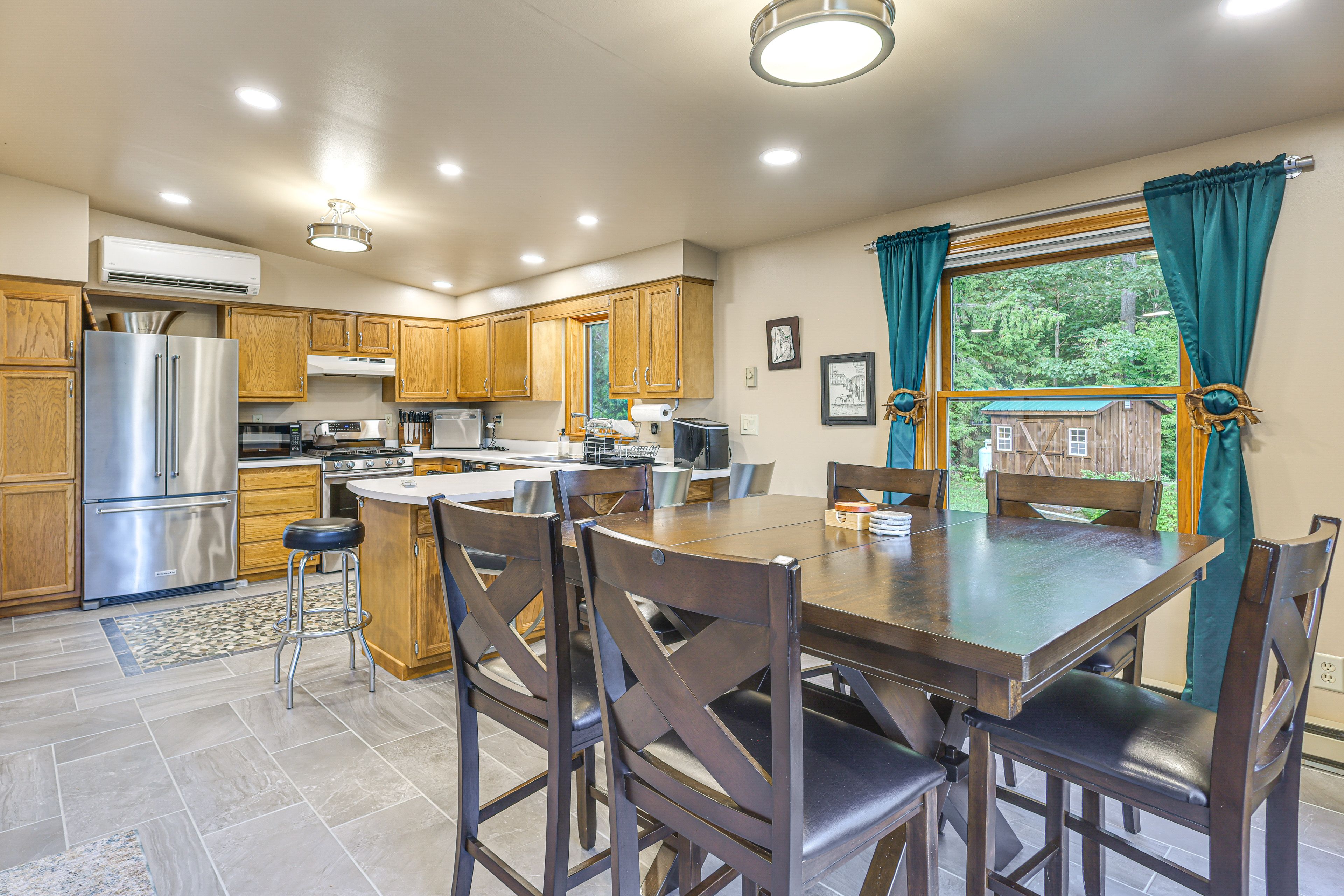 Dining Area | Dining Table