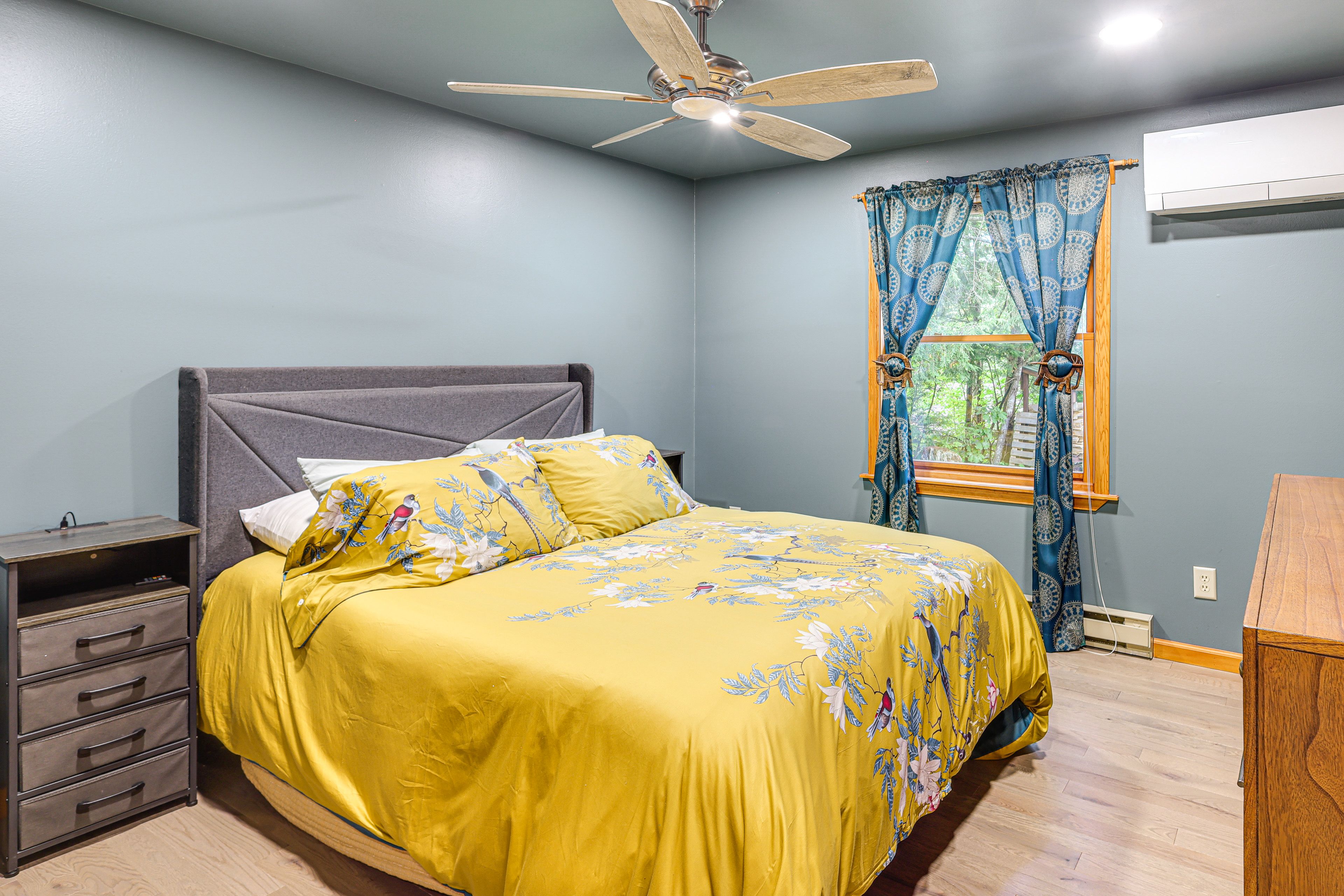 Bedroom 1 | Queen Bed | Smart TV | Main Level