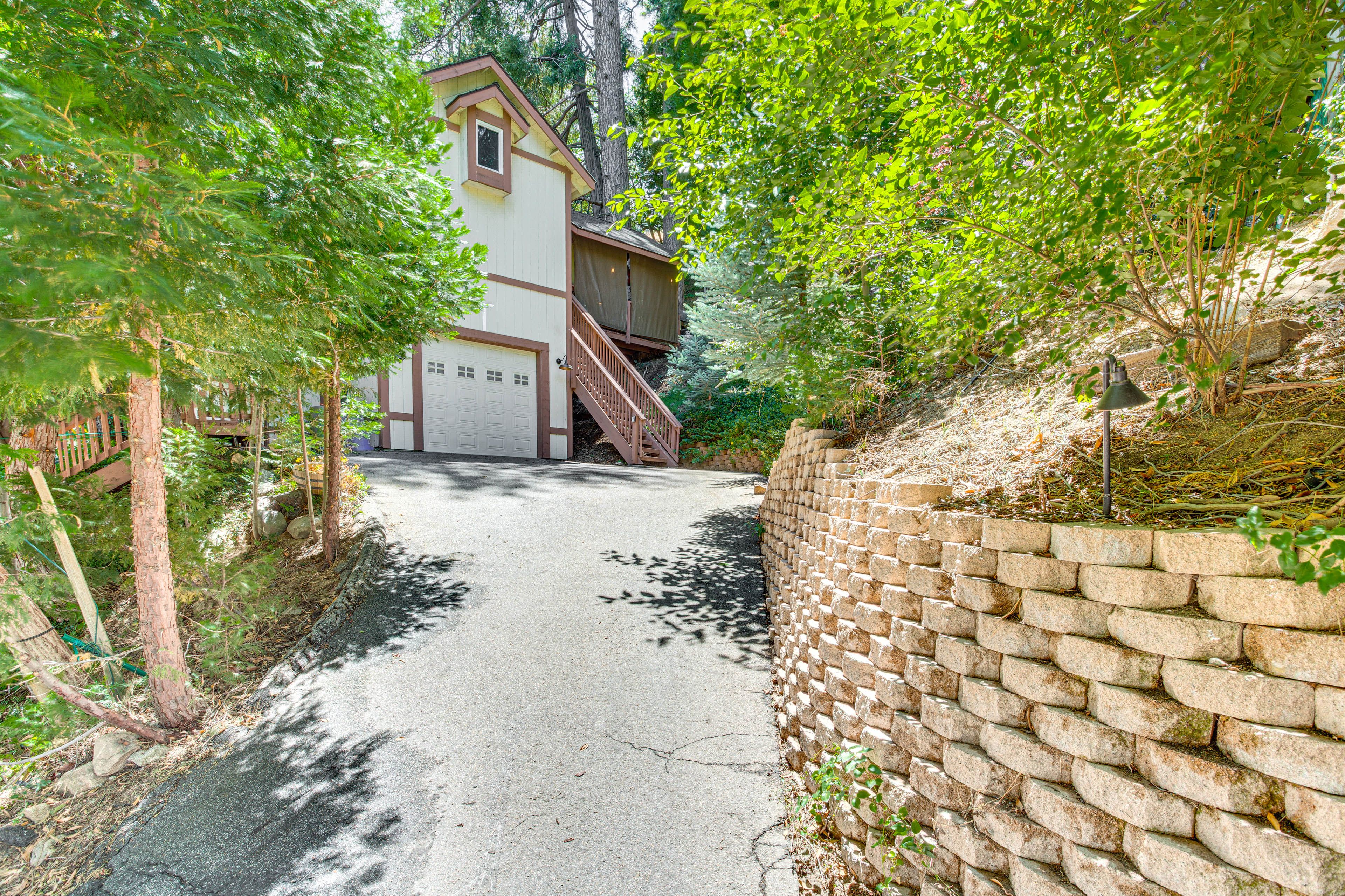 Property Exterior | Driveway (2 Vehicles)