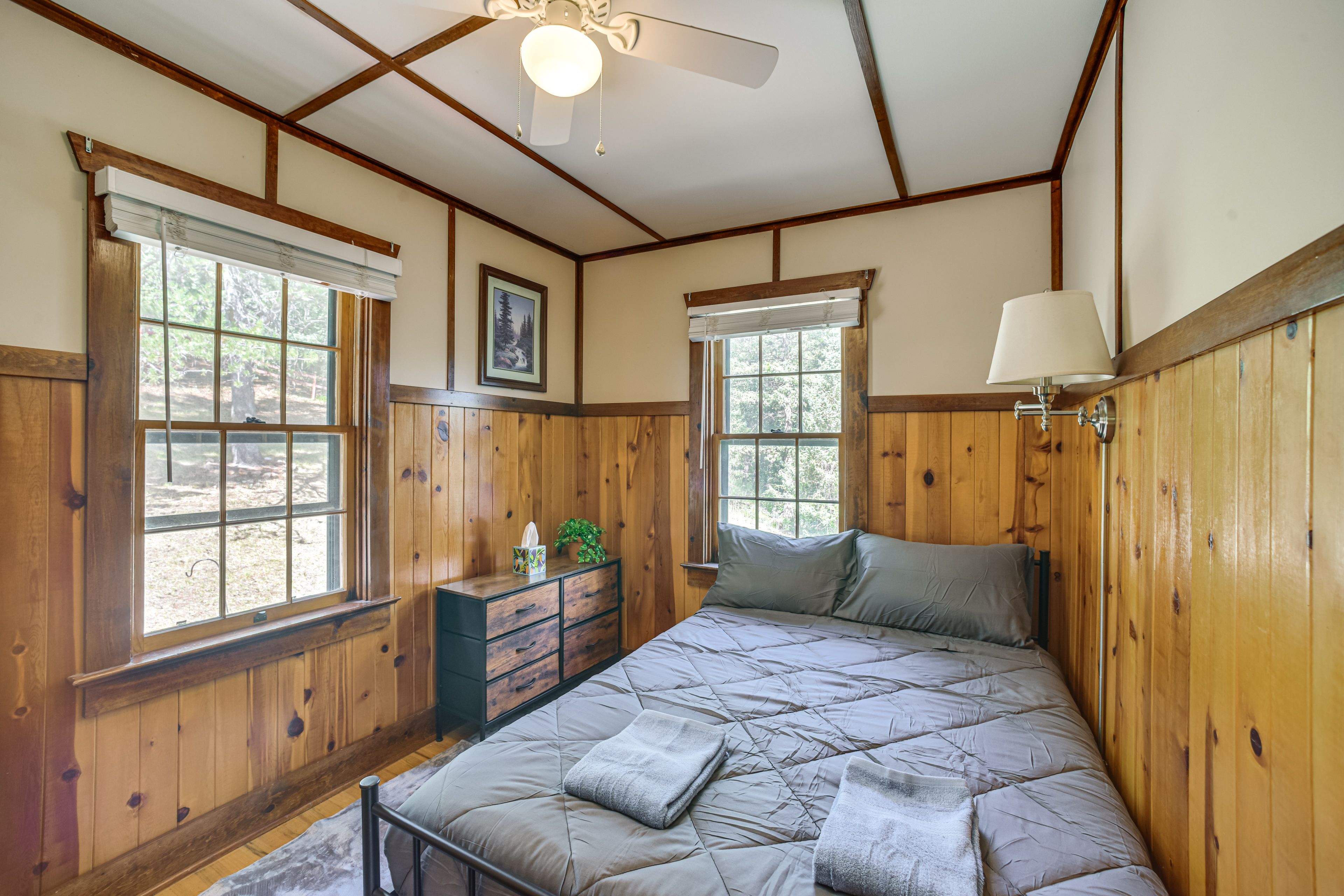 Bedroom 1 | Queen Bed
