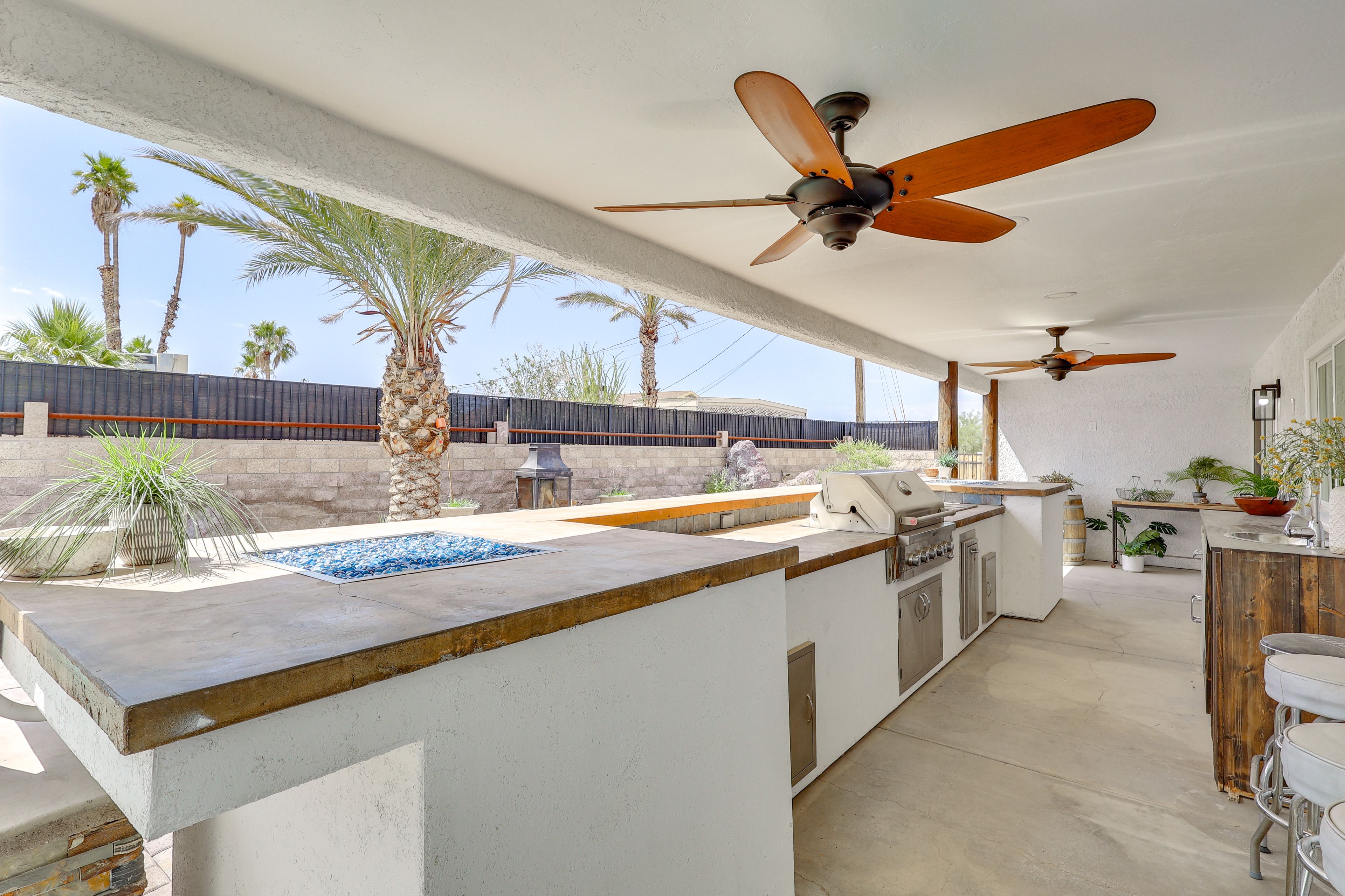 Outdoor Kitchen | Covered Patio | Outdoor Dining Set