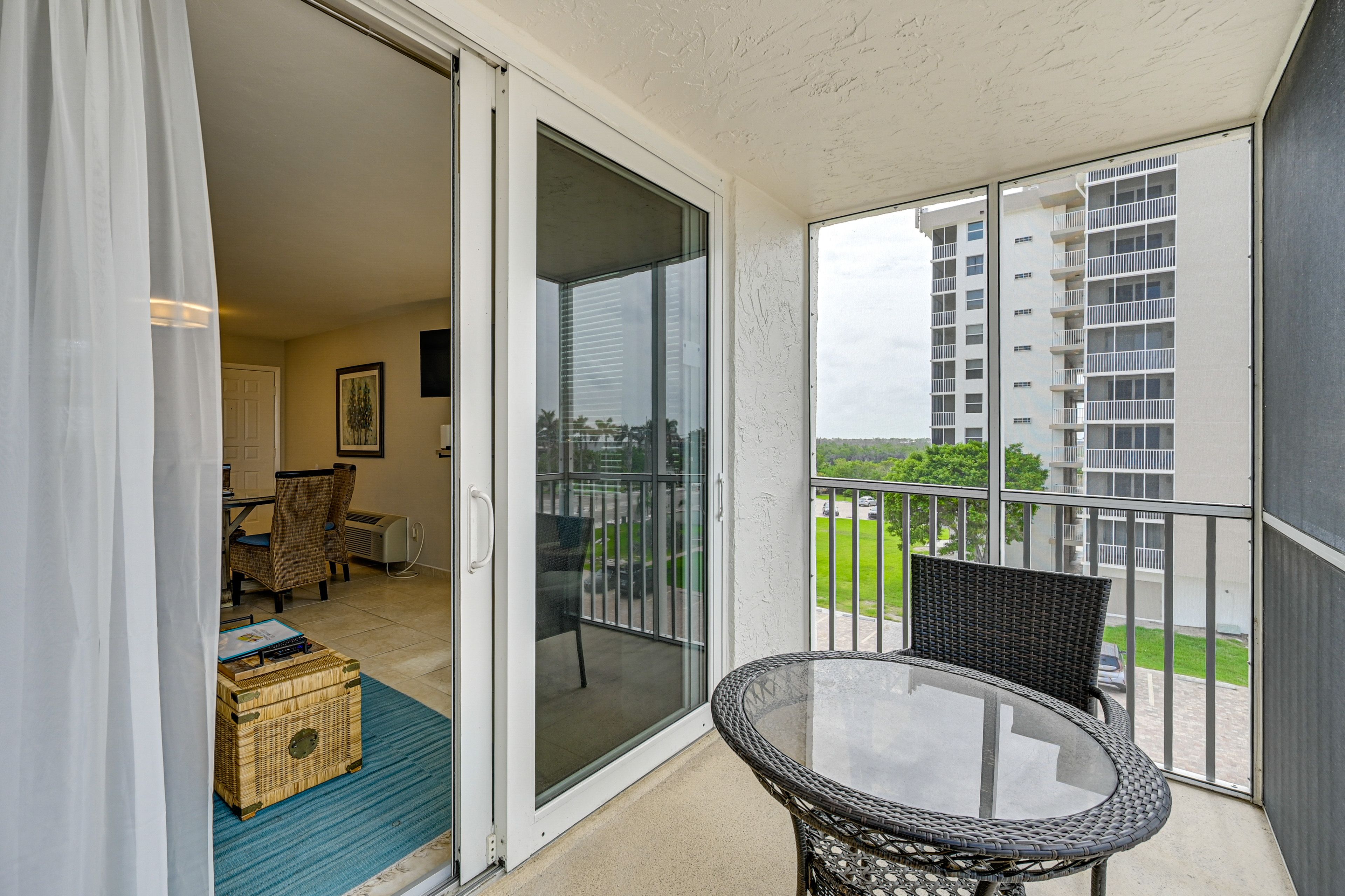 Screened-In Balcony | Dining Set