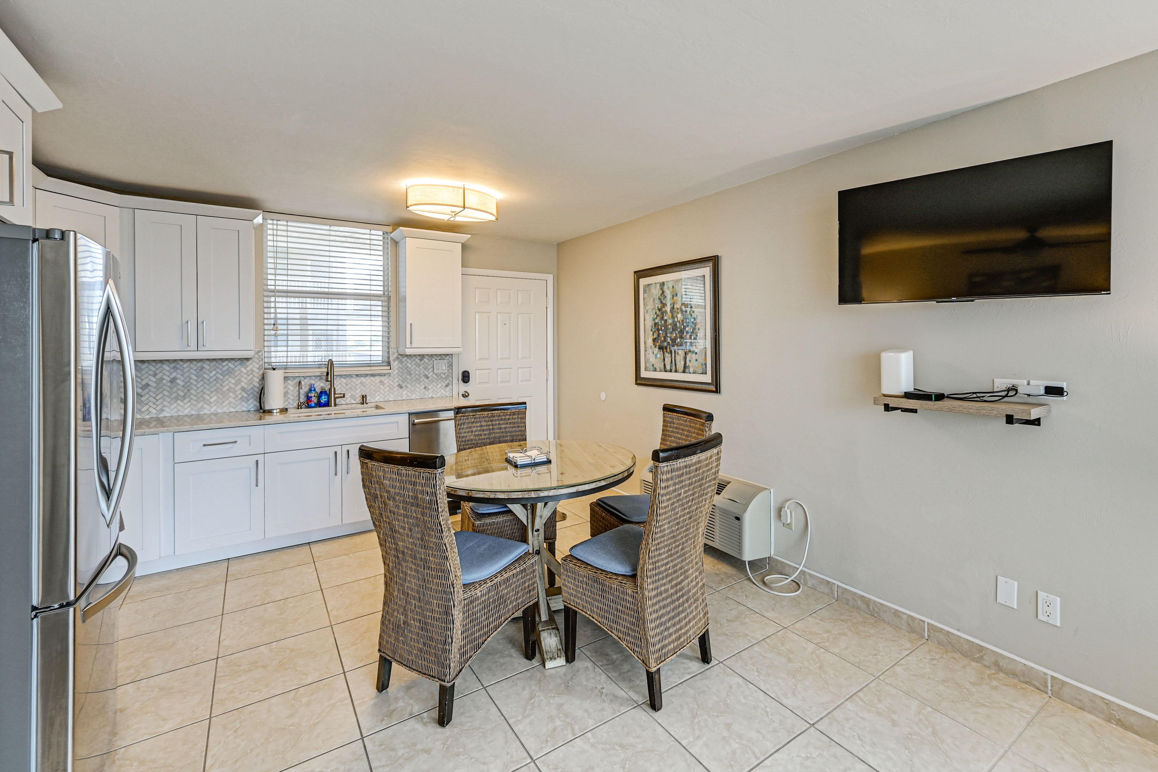 Studio | Dining Area | Smart TV | Dishware & Flatware