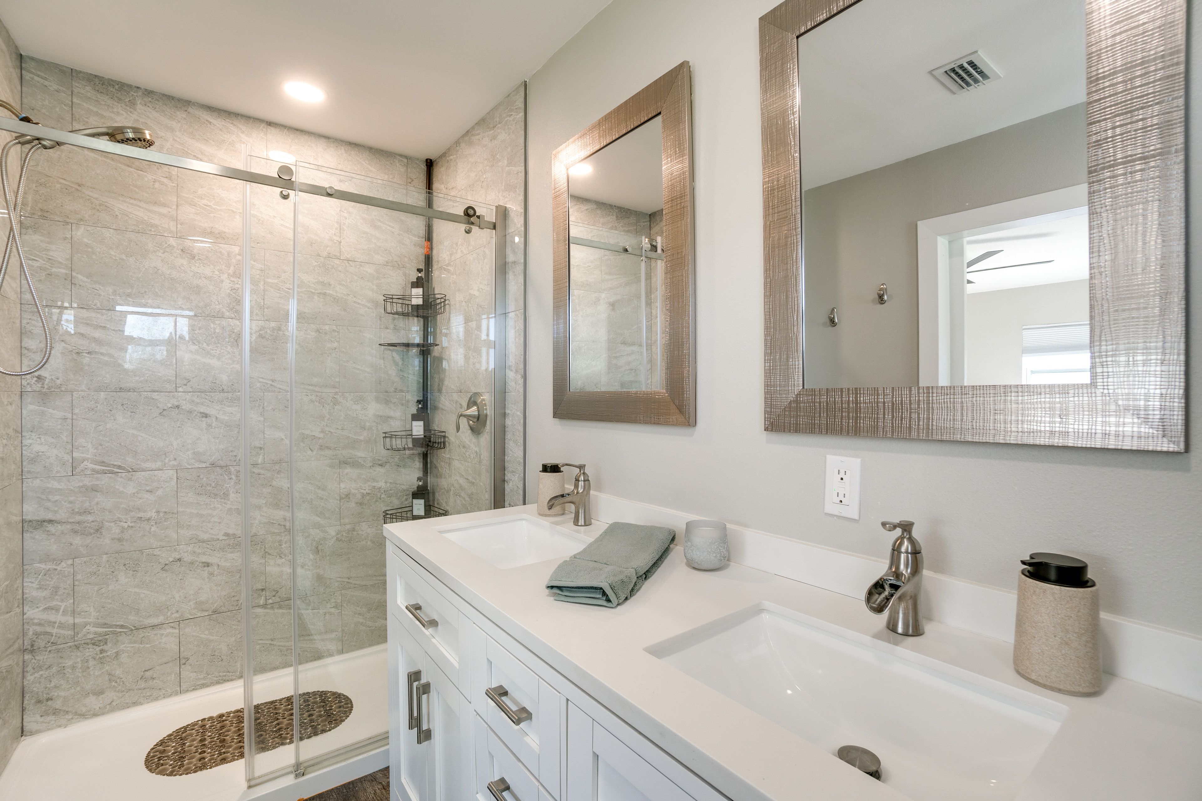 Full Bathroom | Complimentary Toiletries | Towels Provided