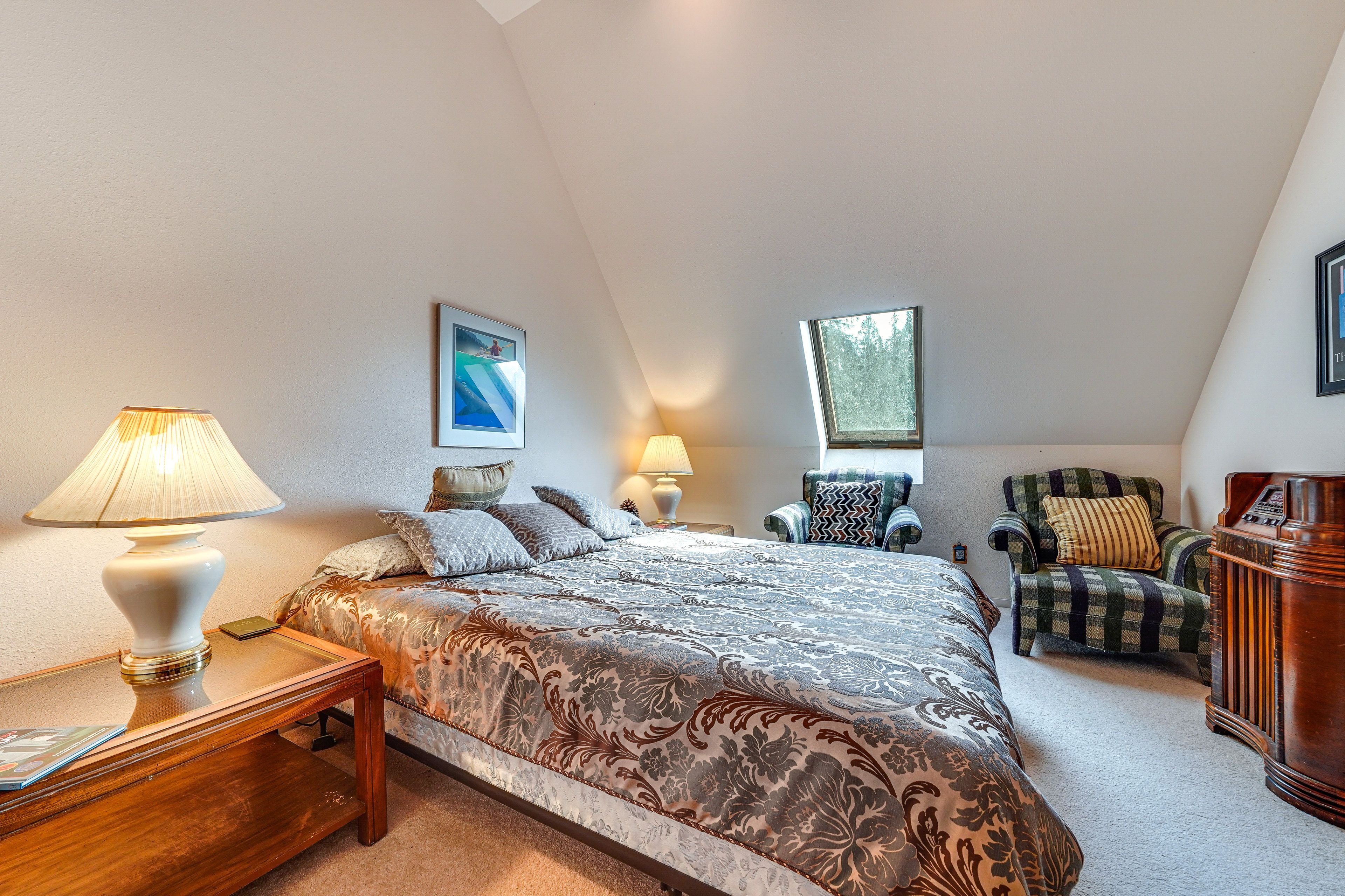 Bedroom 2 | King Bed | Upper Floor