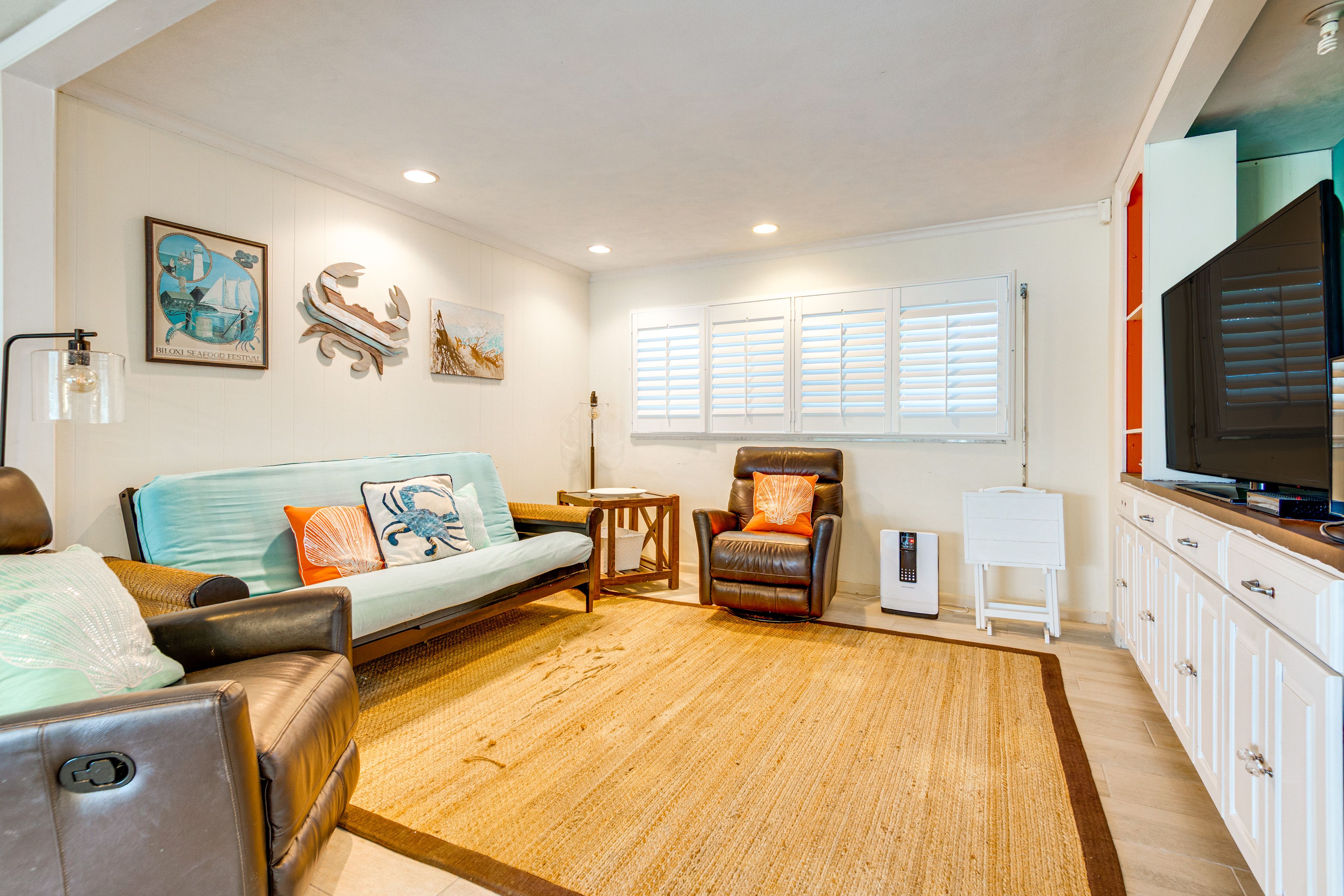 Living Room | Smart TV | Full Futon