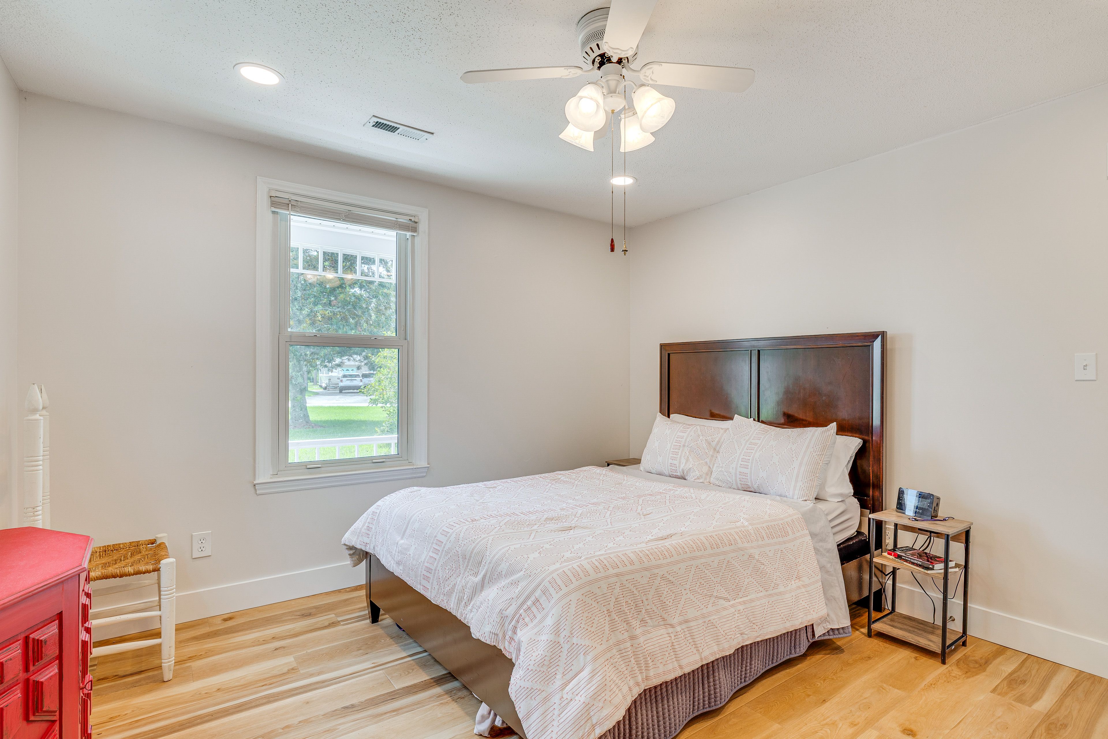 Bedroom 1 | Queen Bed