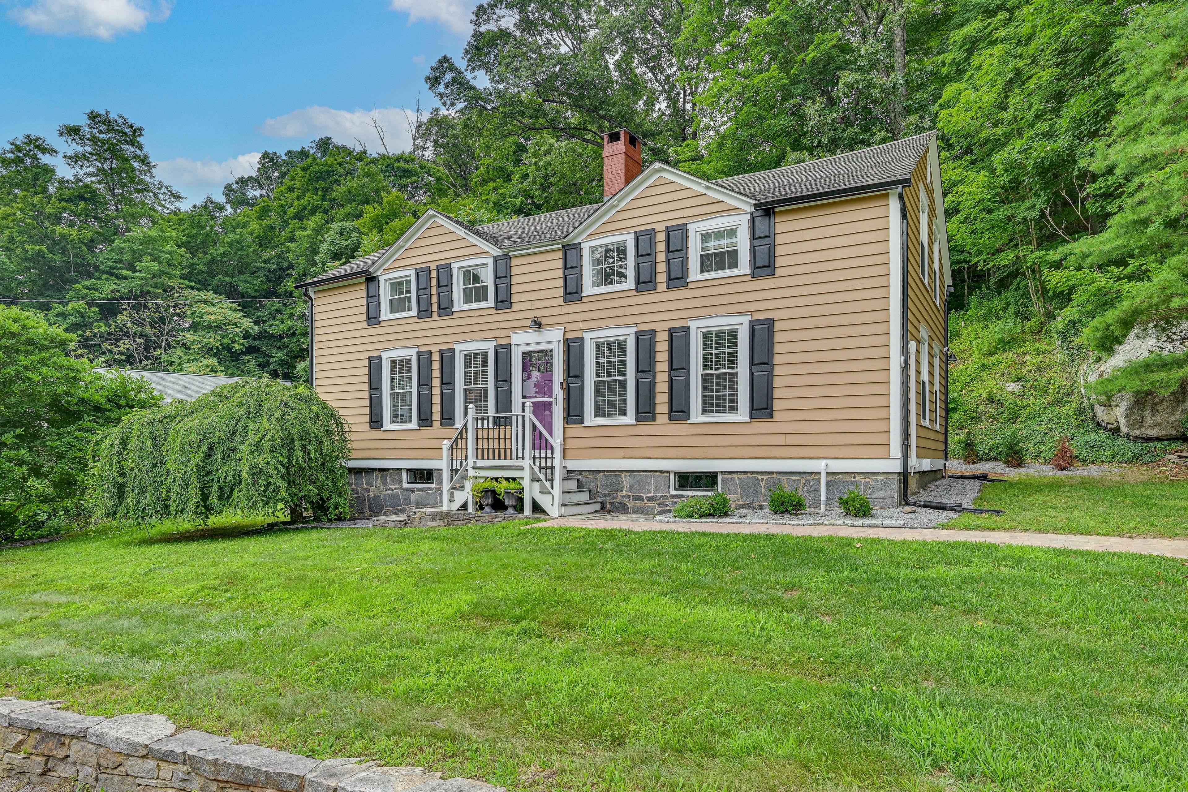 Property Exterior | Driveway (2 Vehicles)