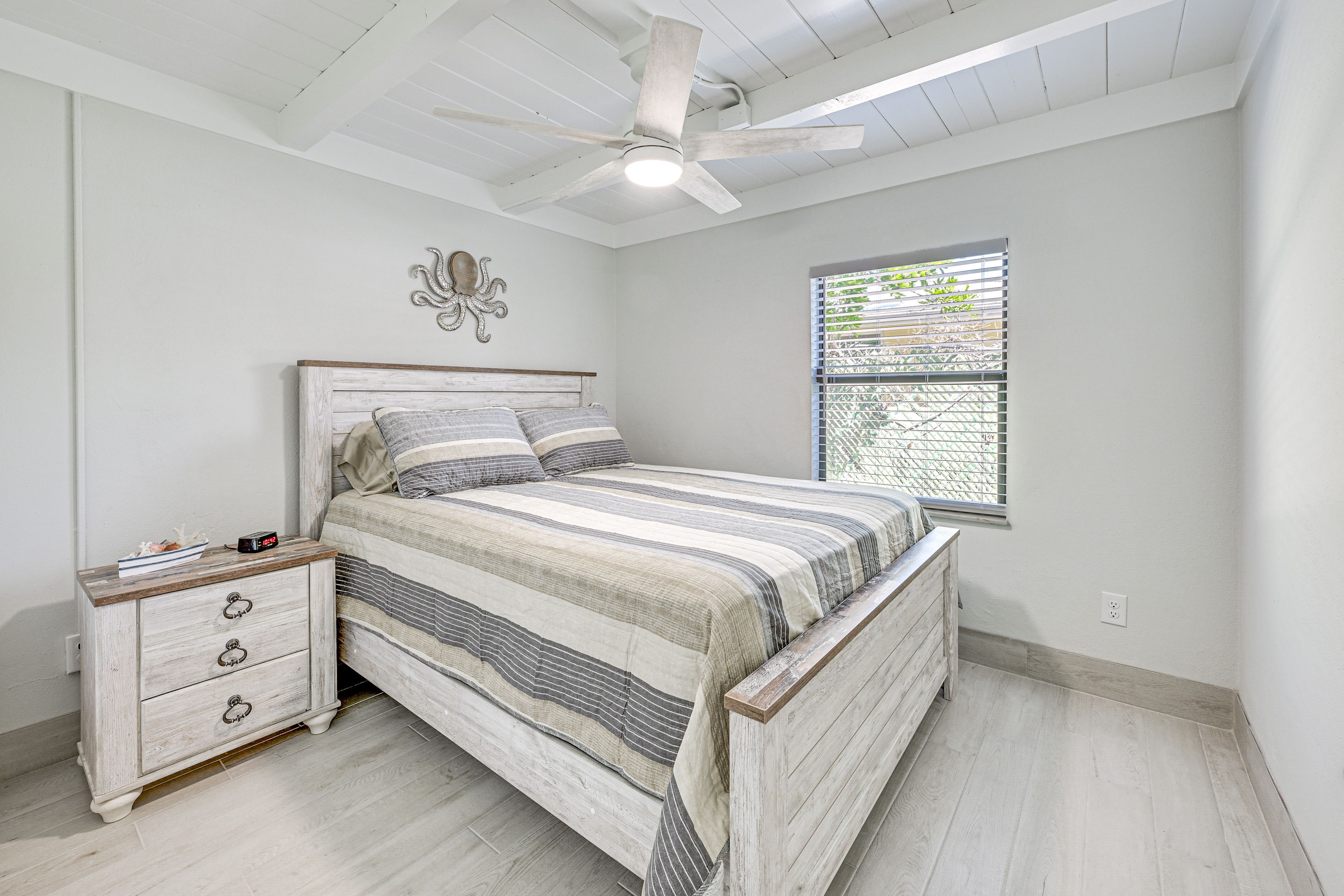 Bedroom 2 | Queen Bed