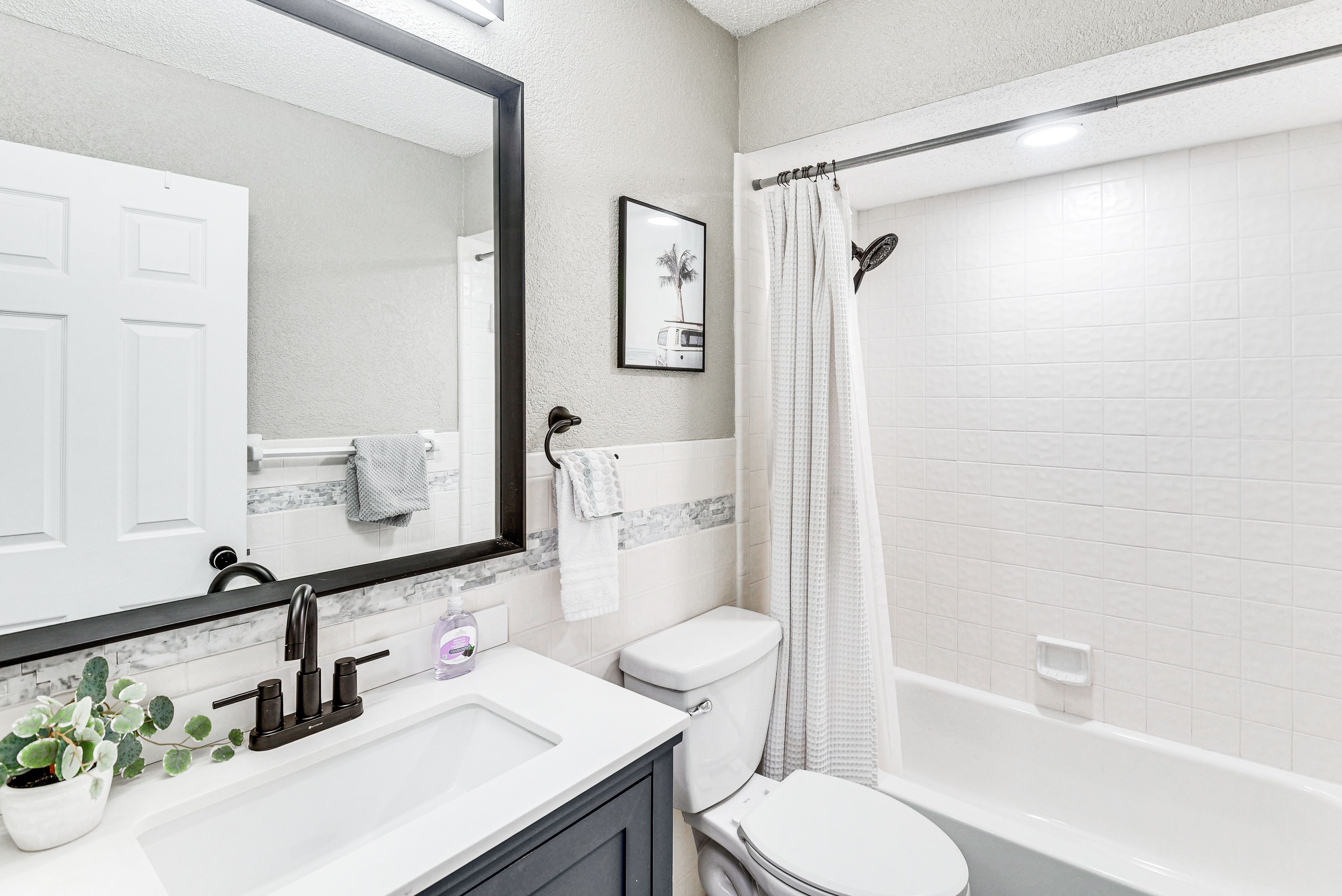 Full Bathroom | Shower/Tub Combo