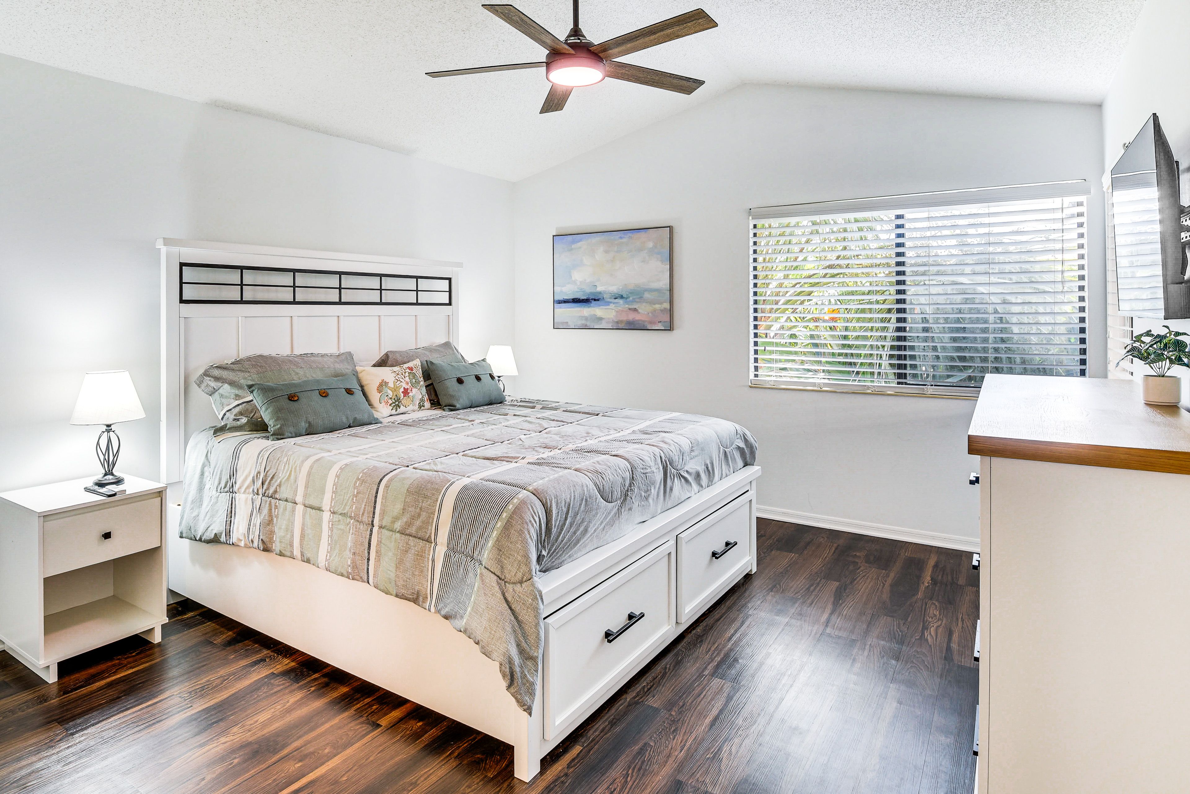 Bedroom 1 | King Bed | En-Suite Bathroom