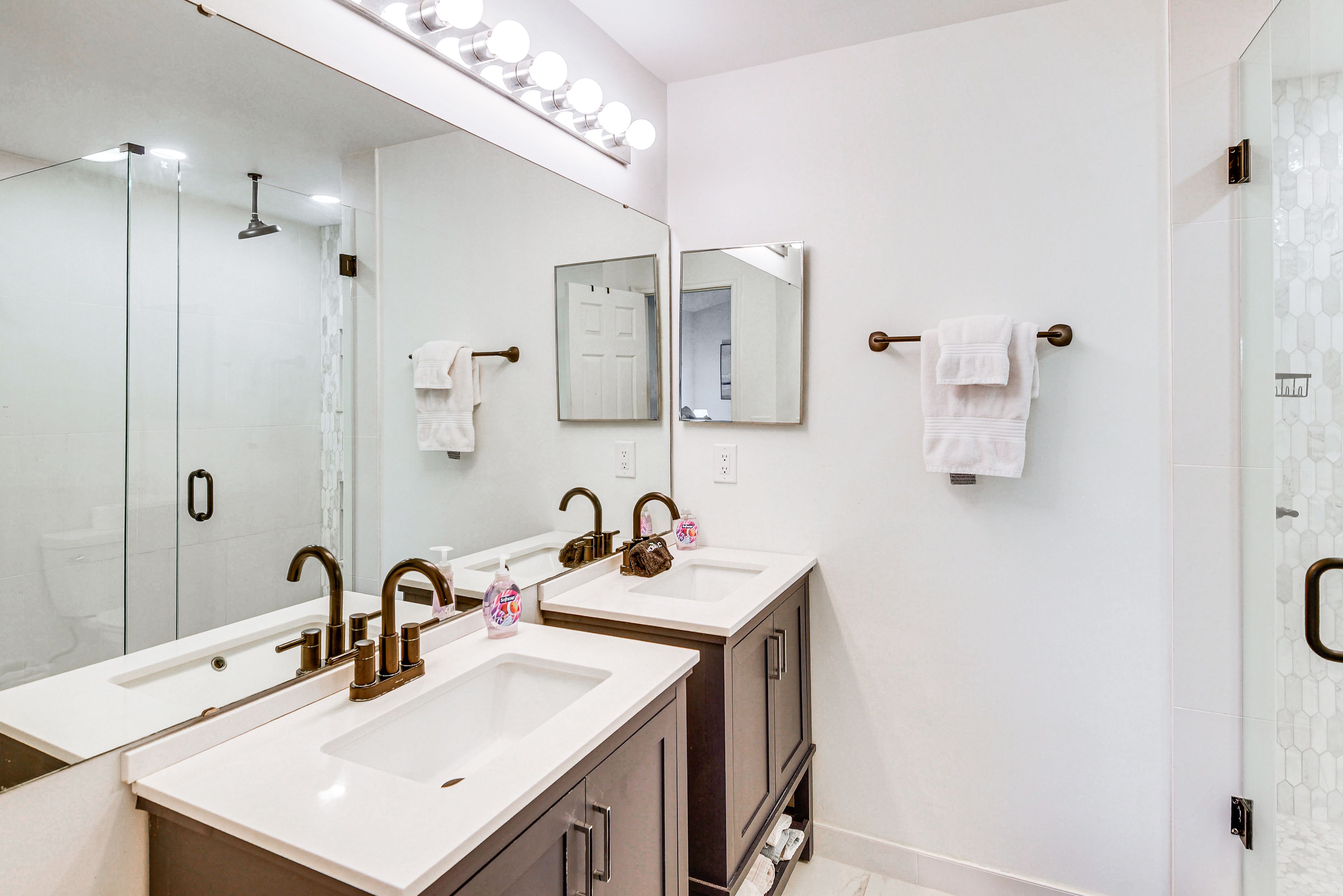 Full Bathroom | Towels Provided