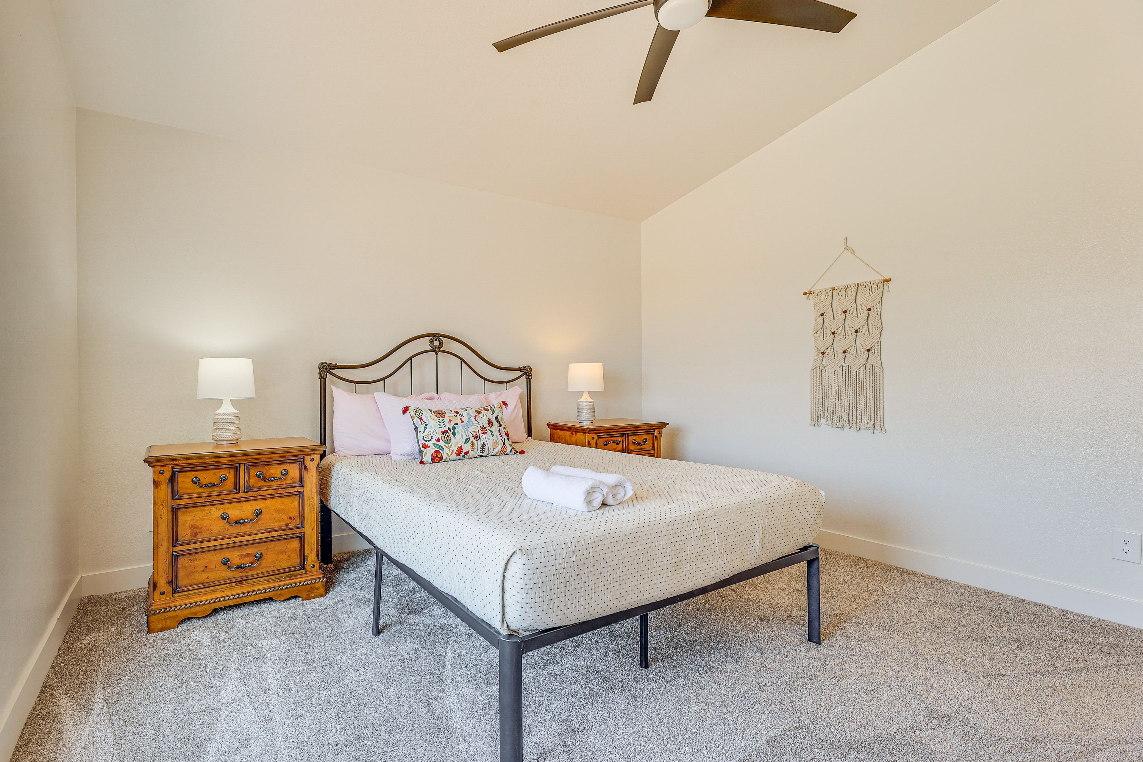 Bedroom 1 | Queen Bed