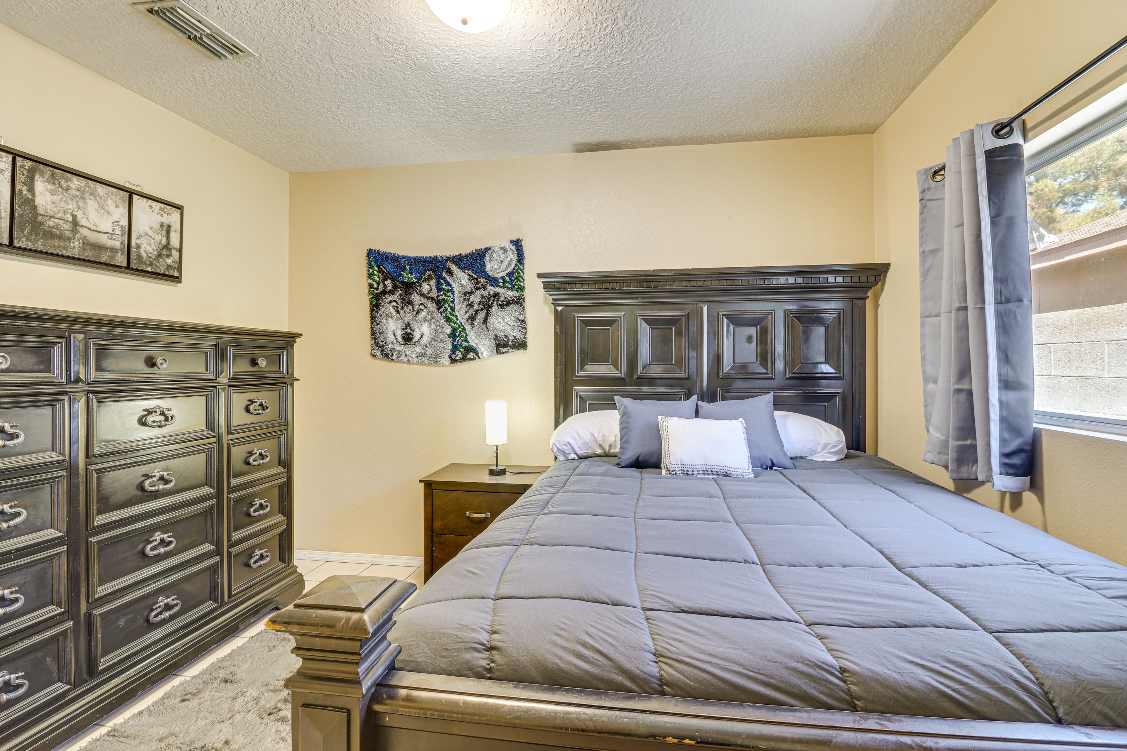 Bedroom 1 | Queen Bed