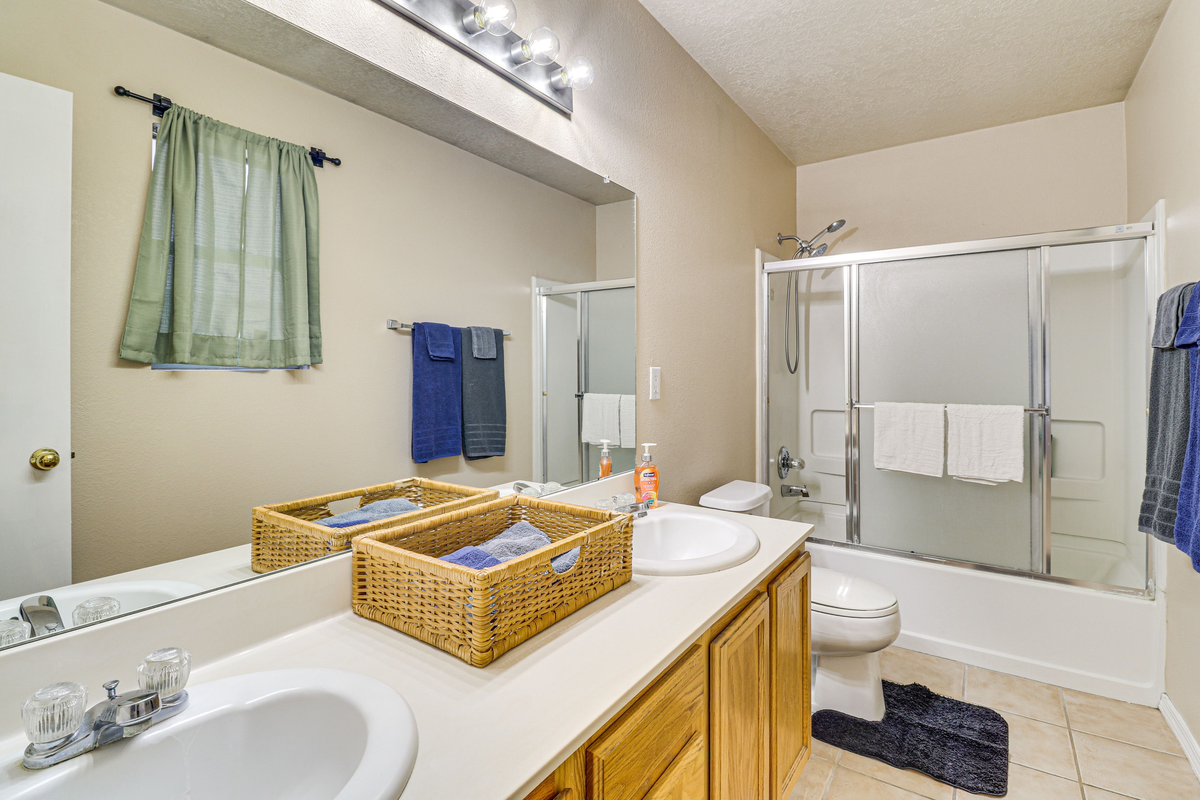 Full Bathroom | Complimentary Toiletries