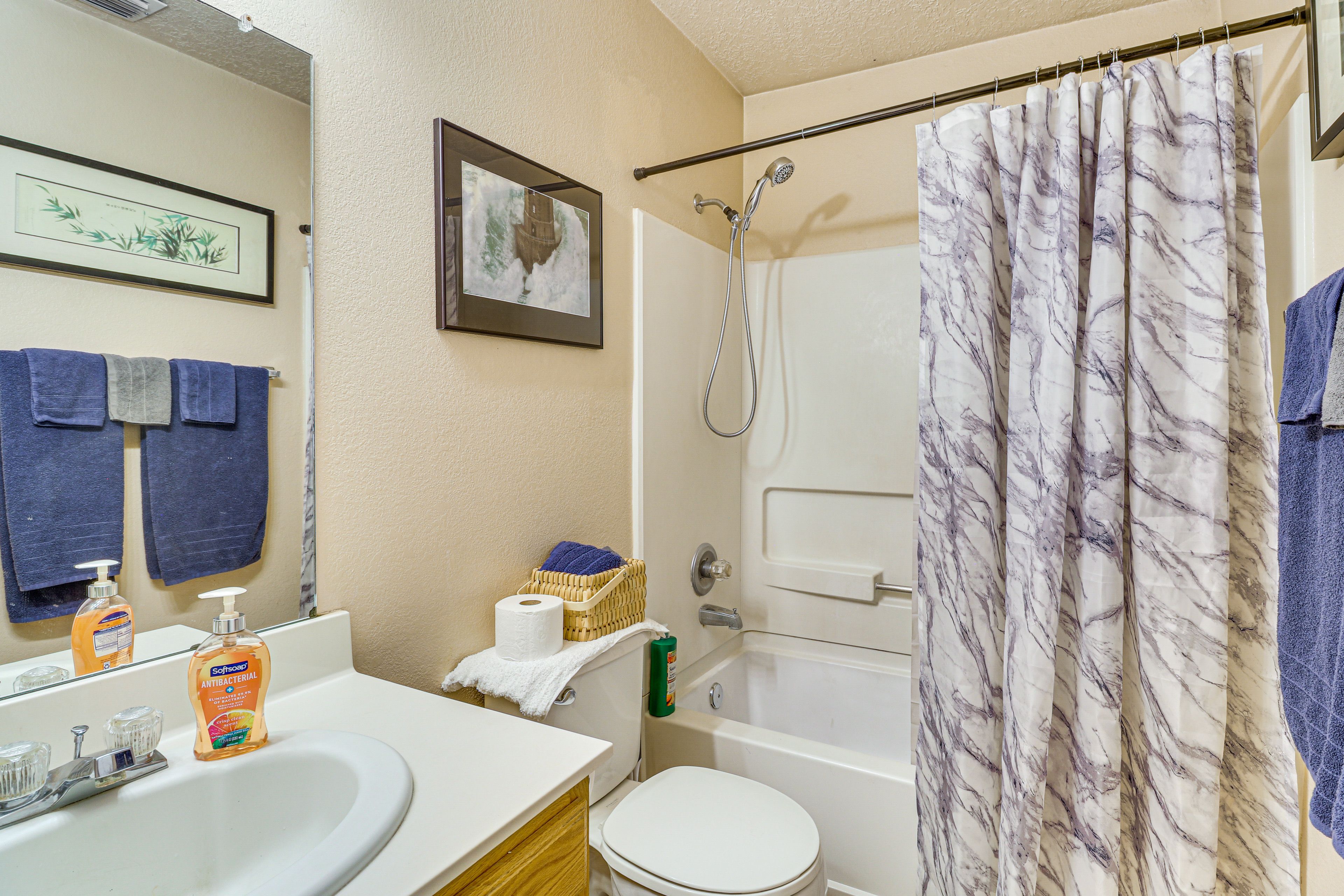 Full Bathroom | Towels Provided