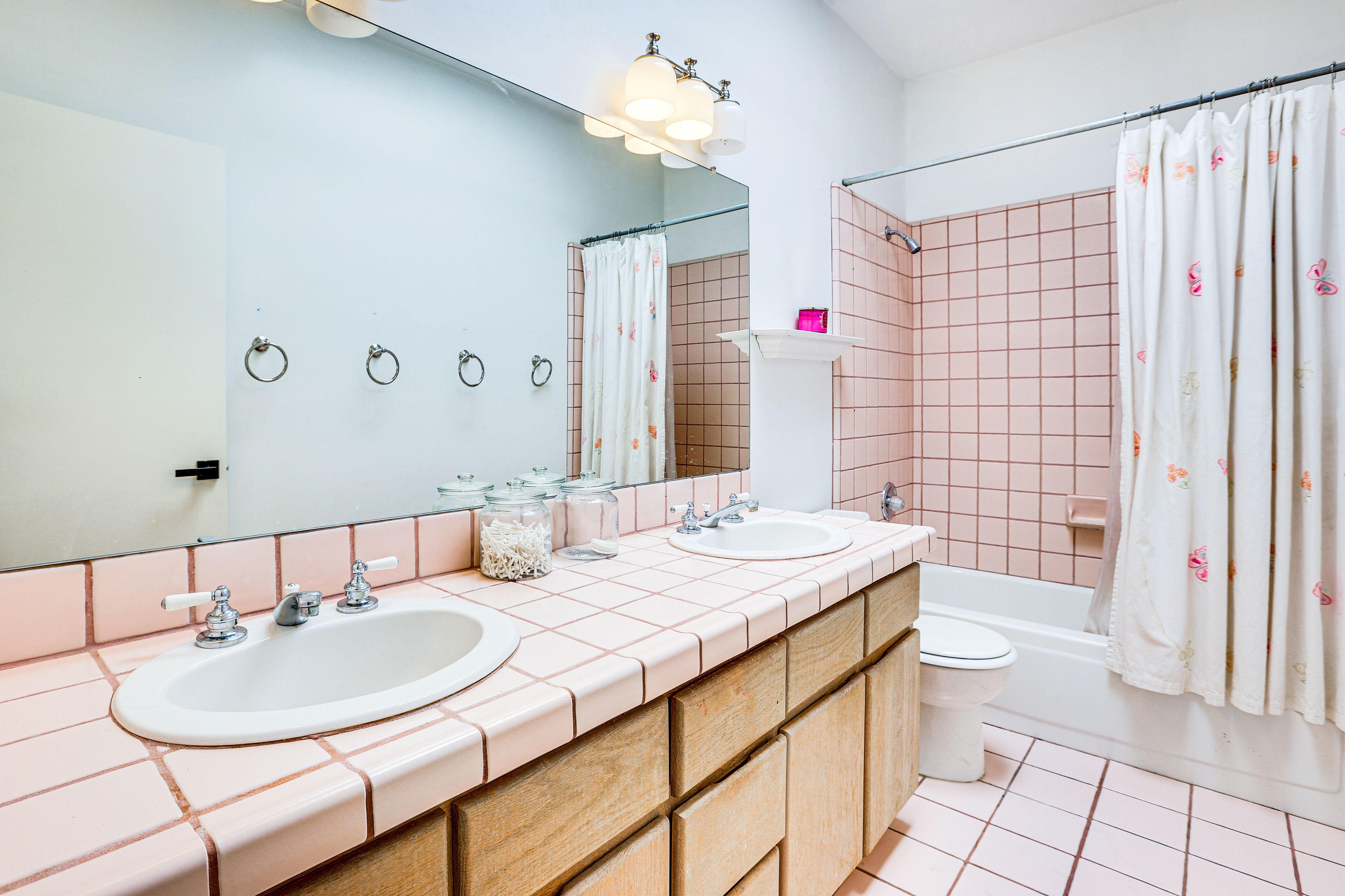 Full Bathroom | Complimentary Toiletries
