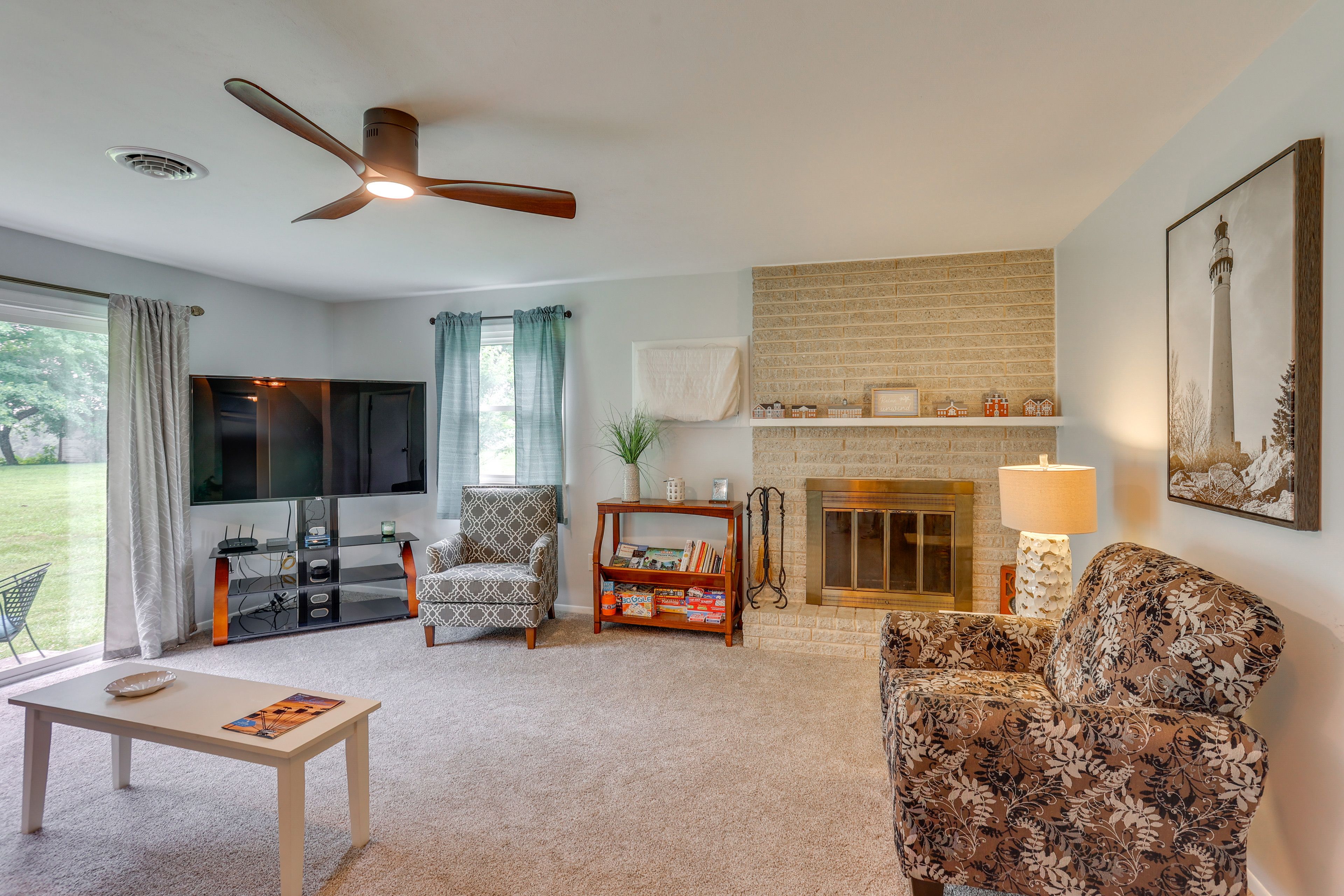 Living Room | Free WiFi | Central A/C & Heat | Smart TV