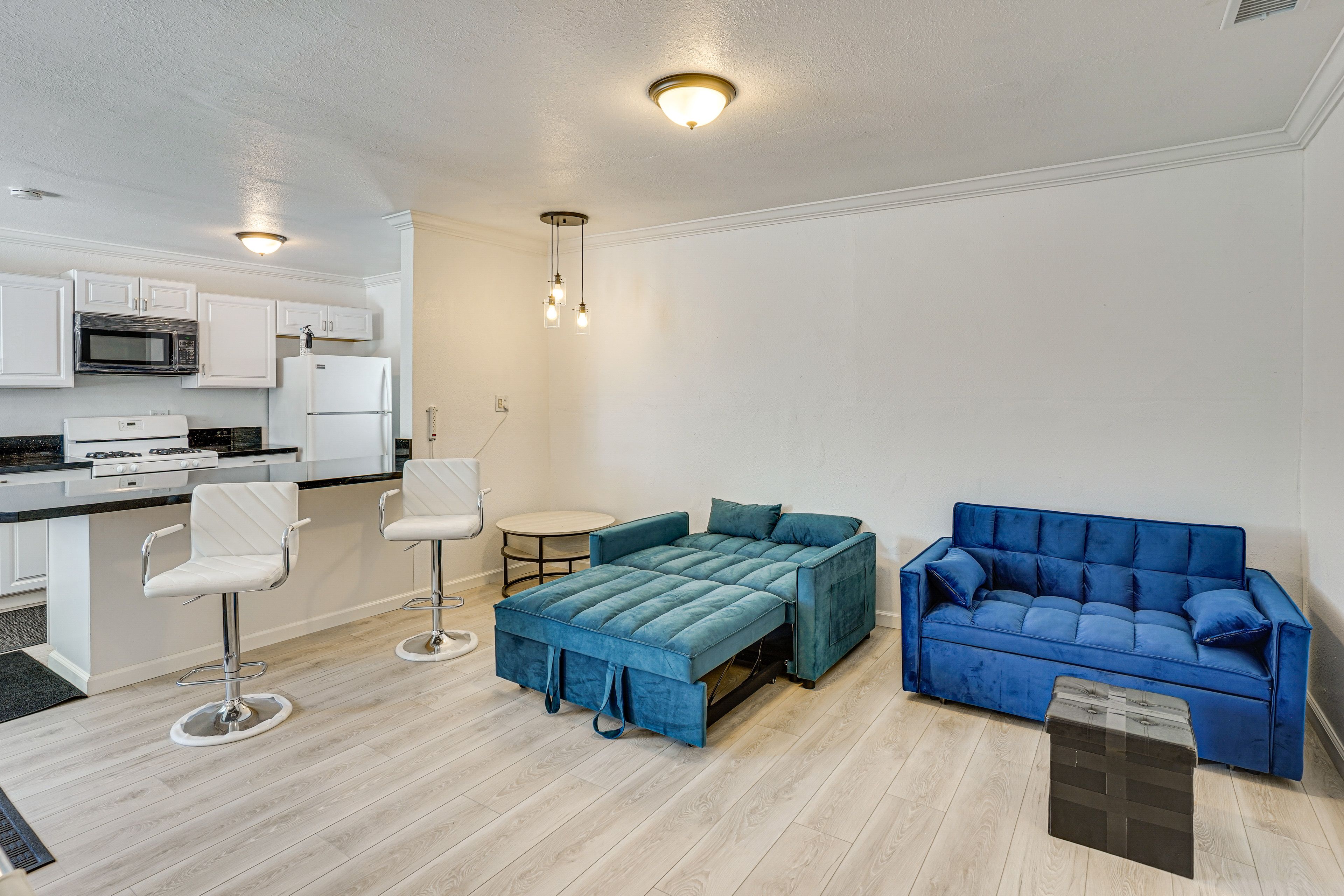 Living Room | 2 Twin Sleeper Sofas | Smart TV | Free WiFi