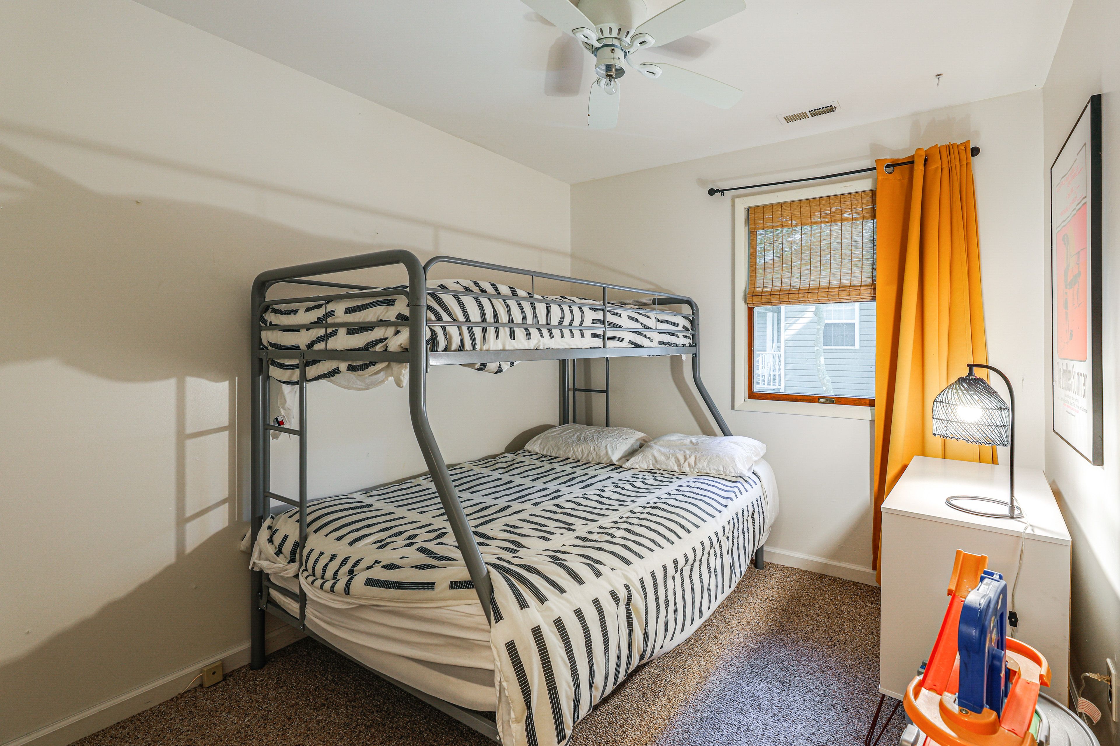Bedroom 3 | Twin/Full Bunk Bed
