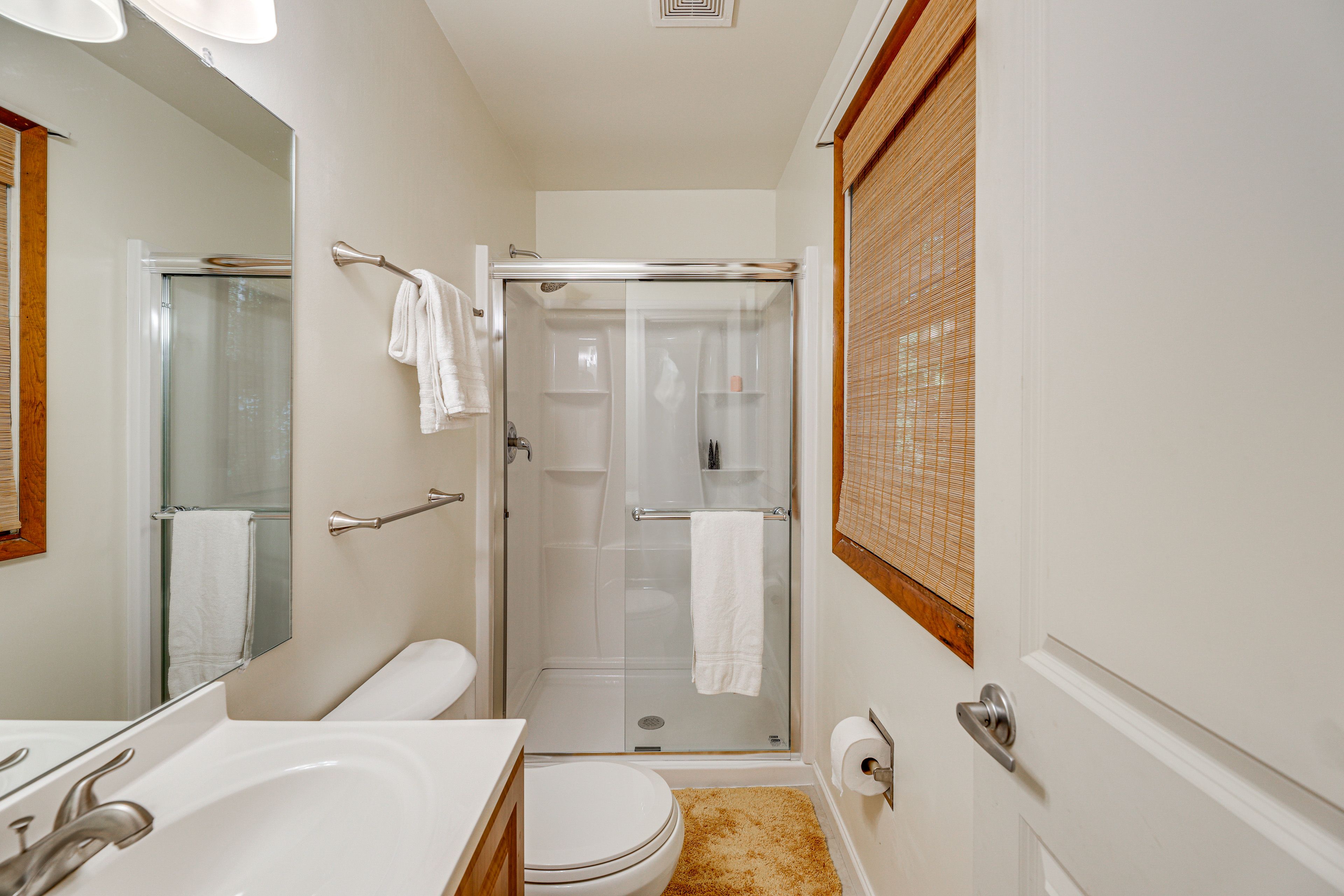 Full Bathroom | Towels Provided