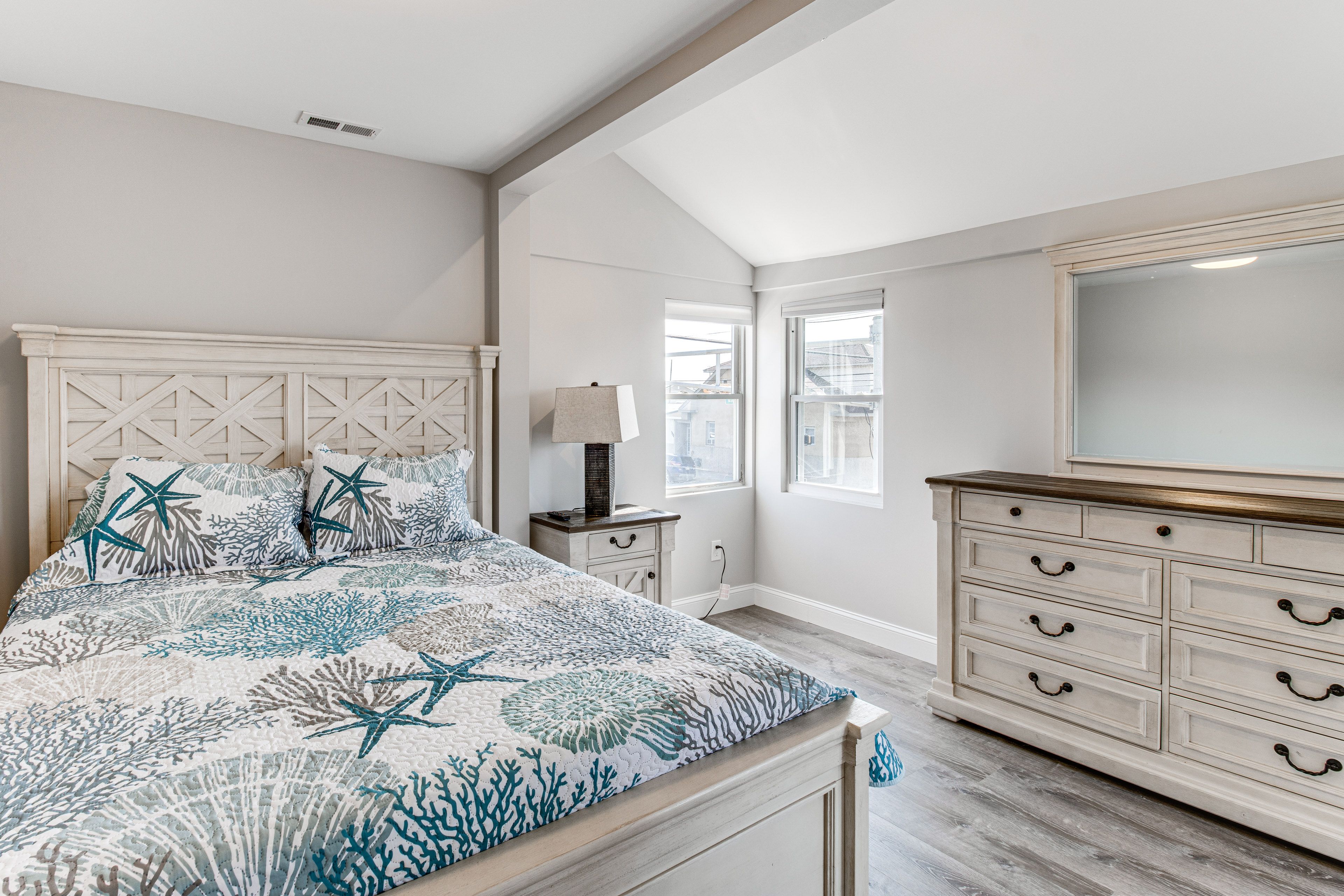 Bedroom 1 | 1st Floor | Queen Bed | Smart TV