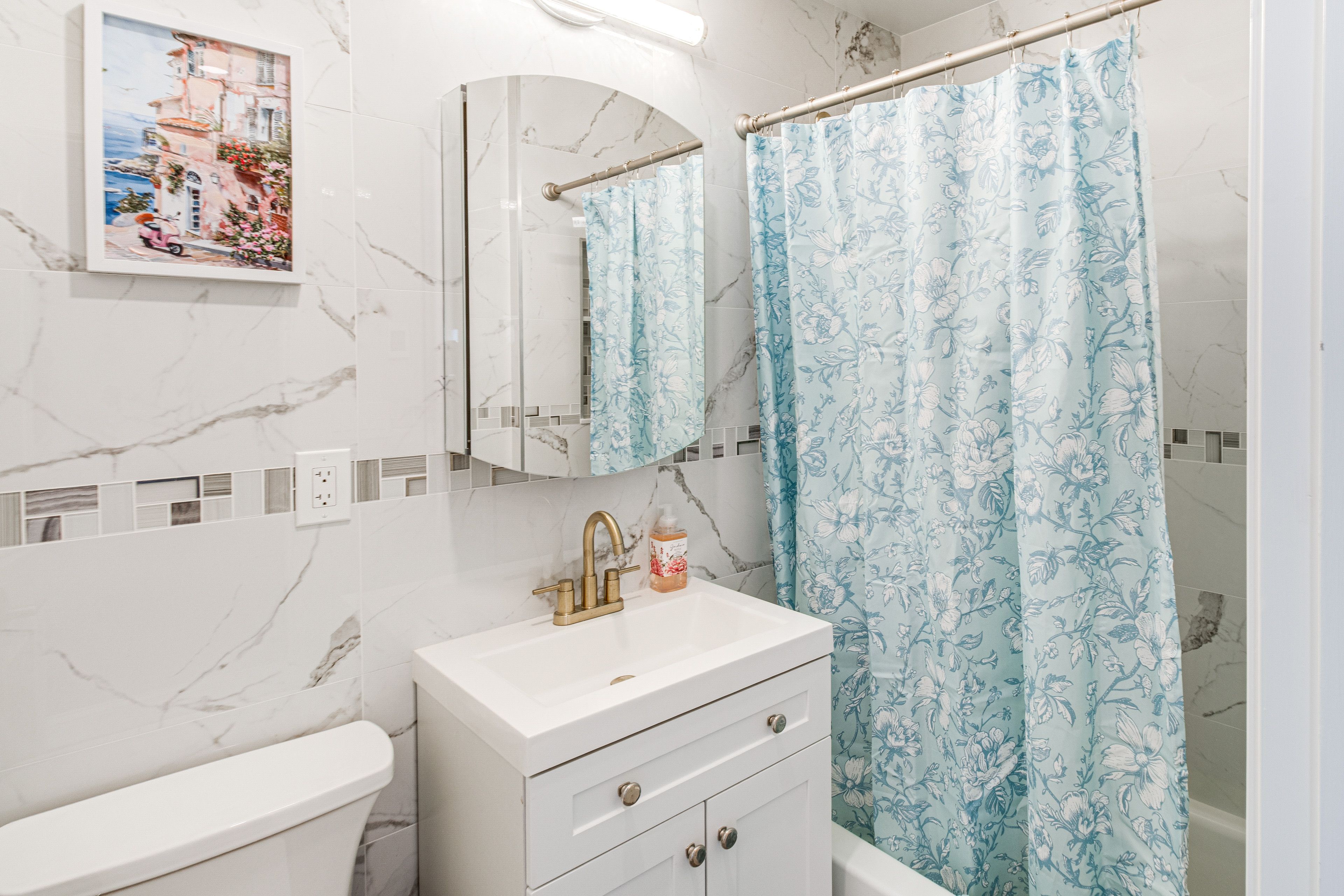Full Bathroom | 2nd Floor
