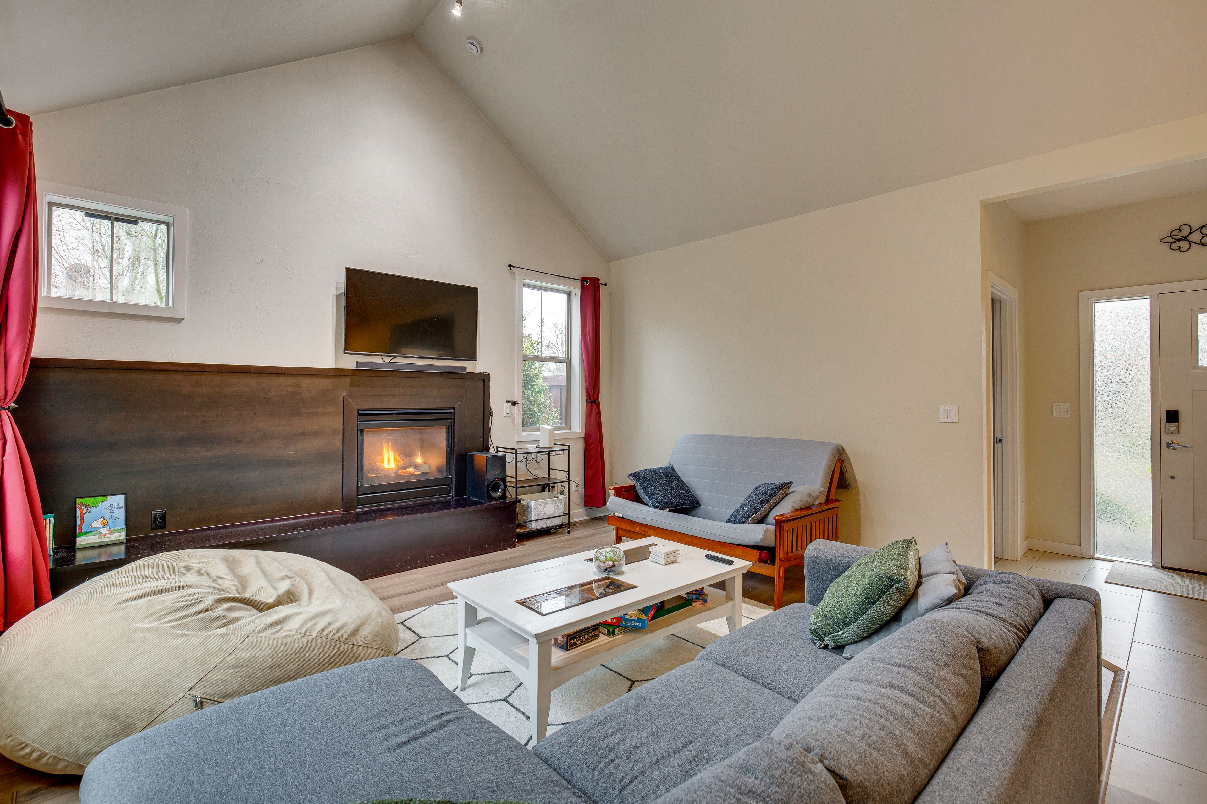 Living Room | Free WiFi | Central Heating & Air Conditioning | Full Futon