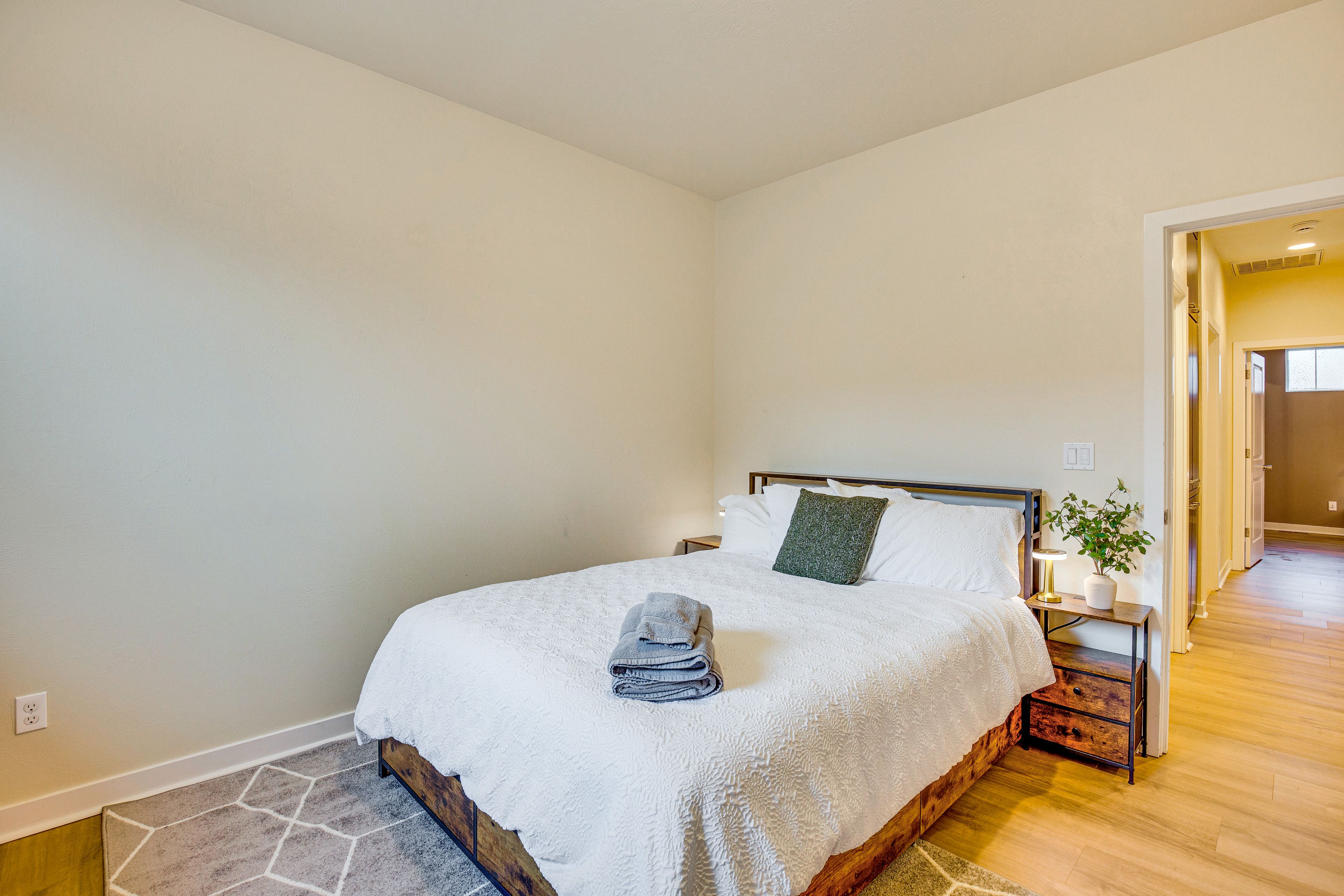 Bedroom 2 | Queen Bed