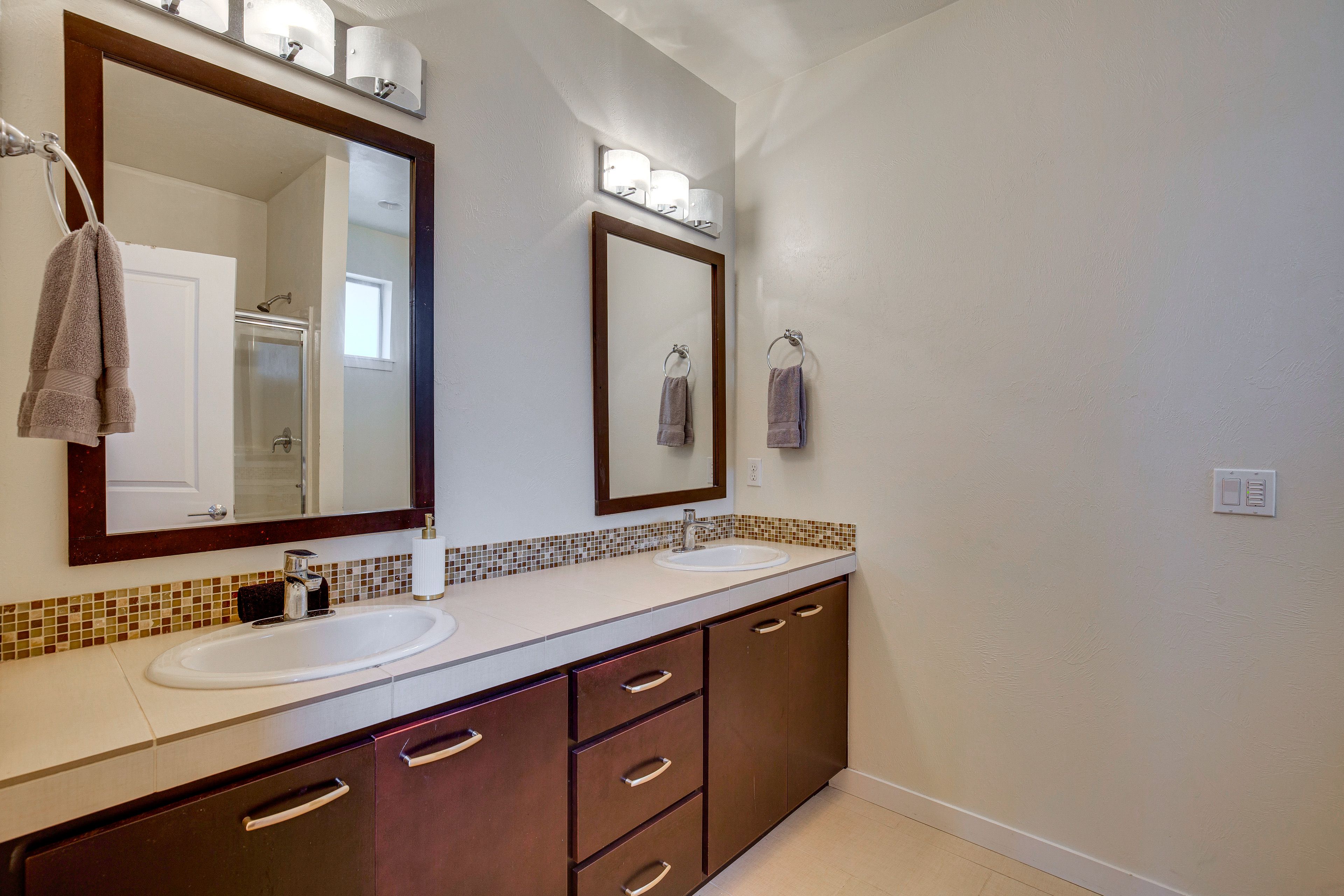 Full Bathroom | Complimentary Toiletries | Towels Provided