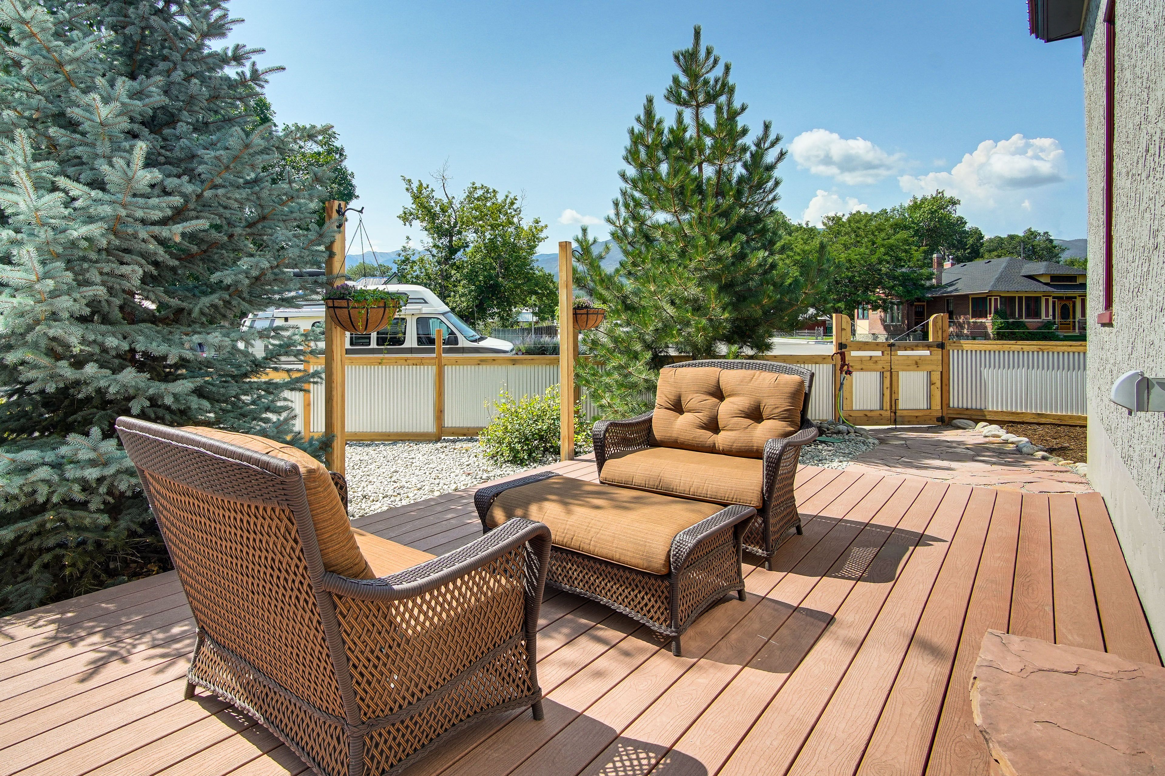 Private Yard & Deck