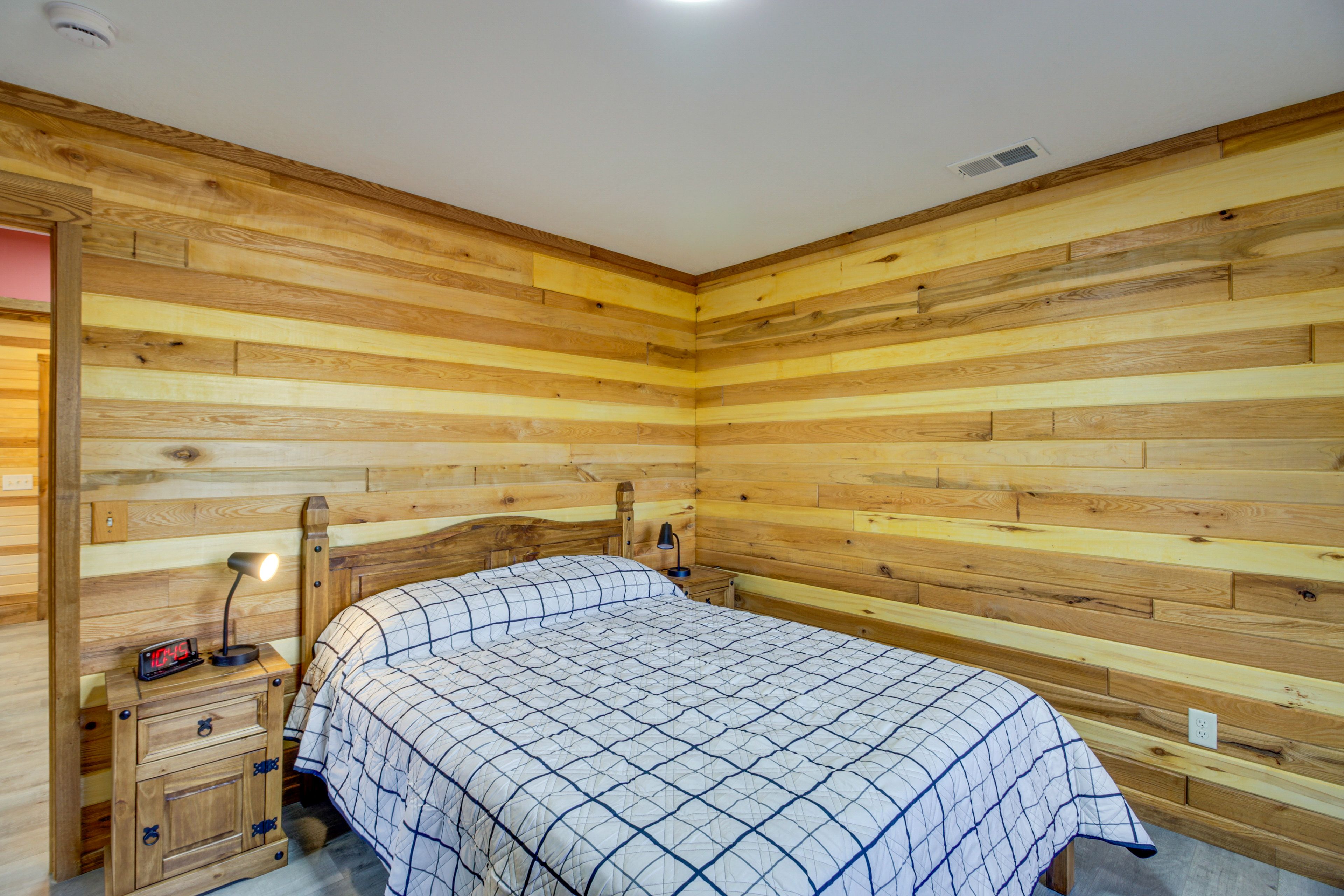 Bedroom 2 | Queen Bed | 1st Floor