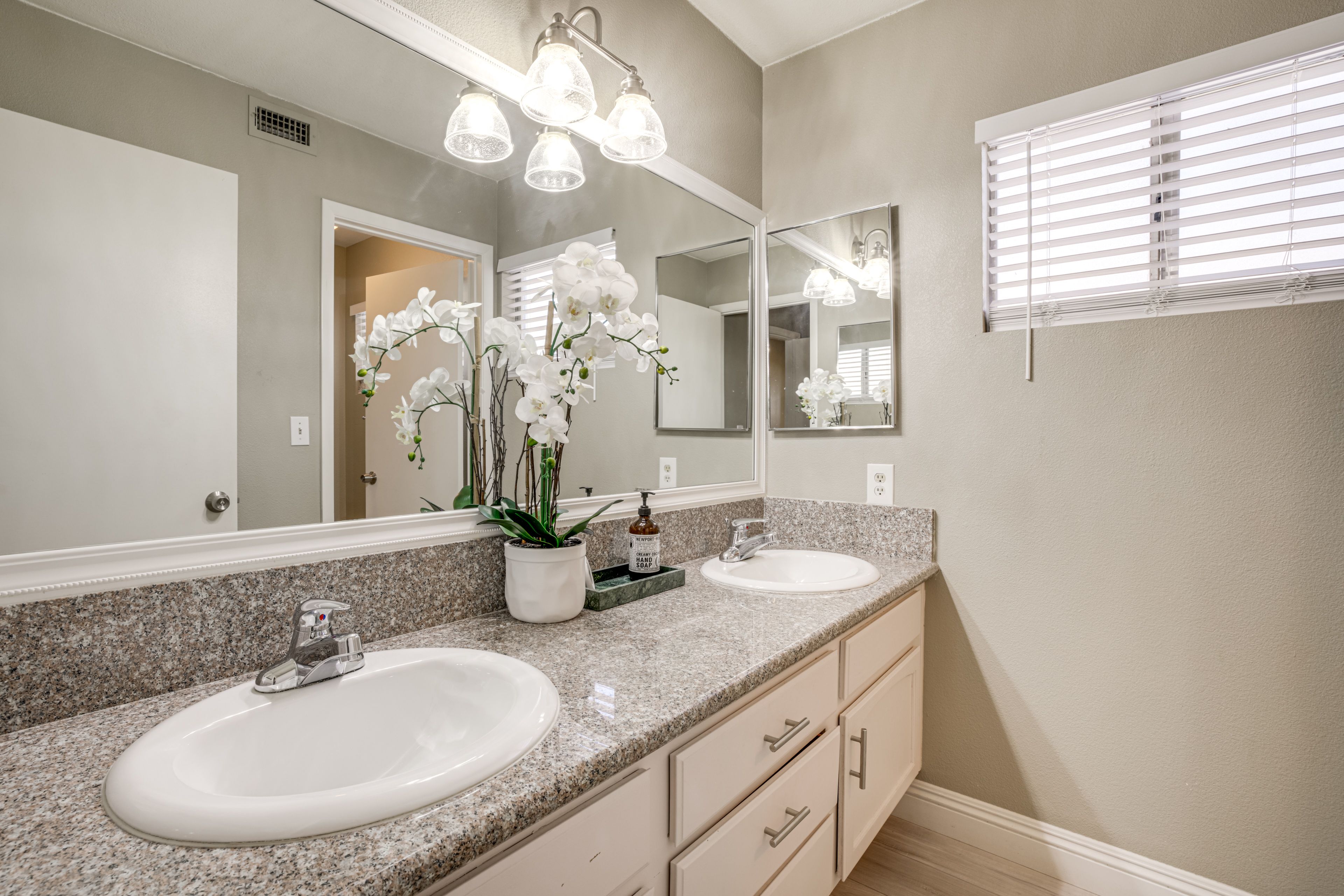 Full Bathroom | Towels Provided | 2nd Floor