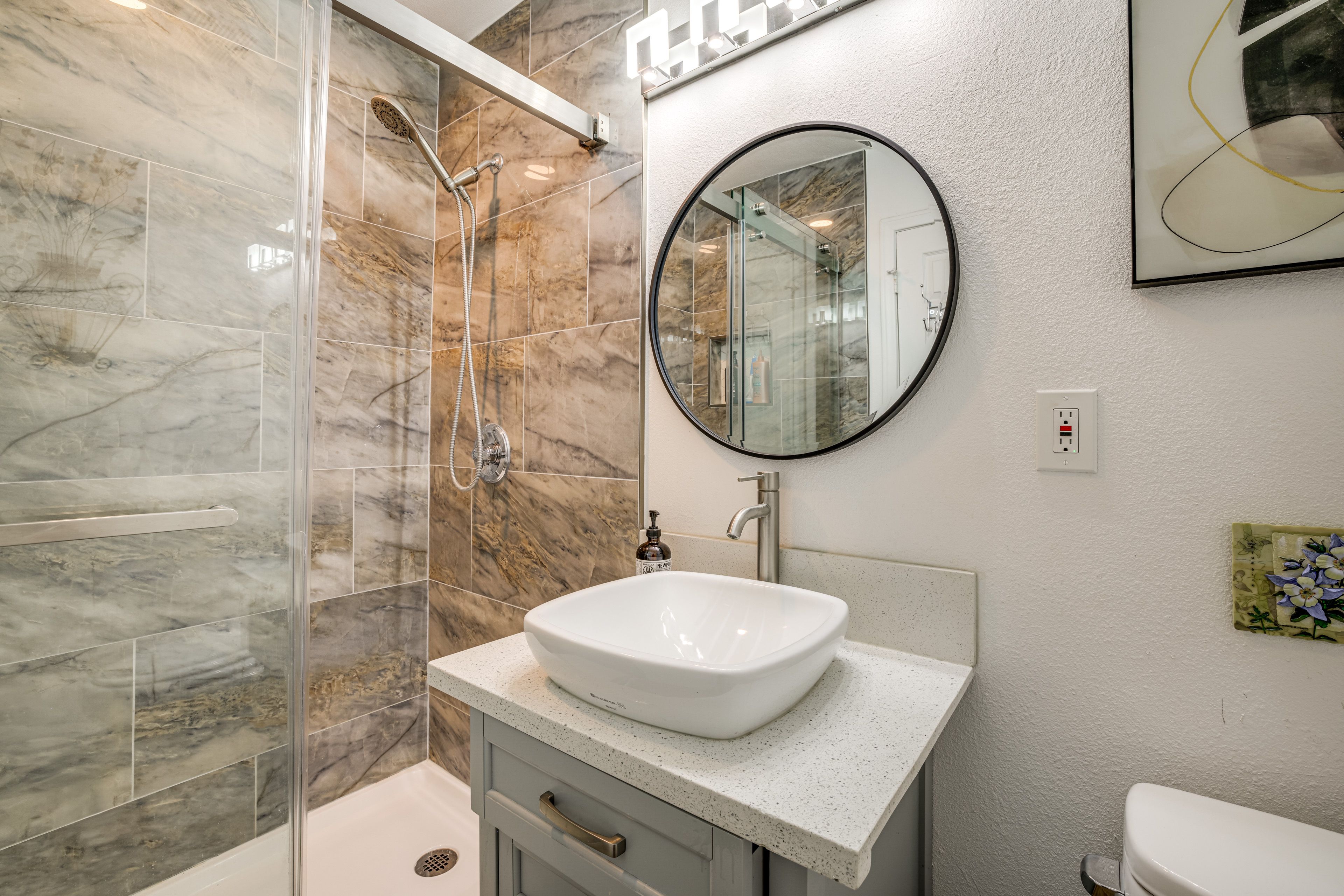 Full Bathroom | 1st Floor