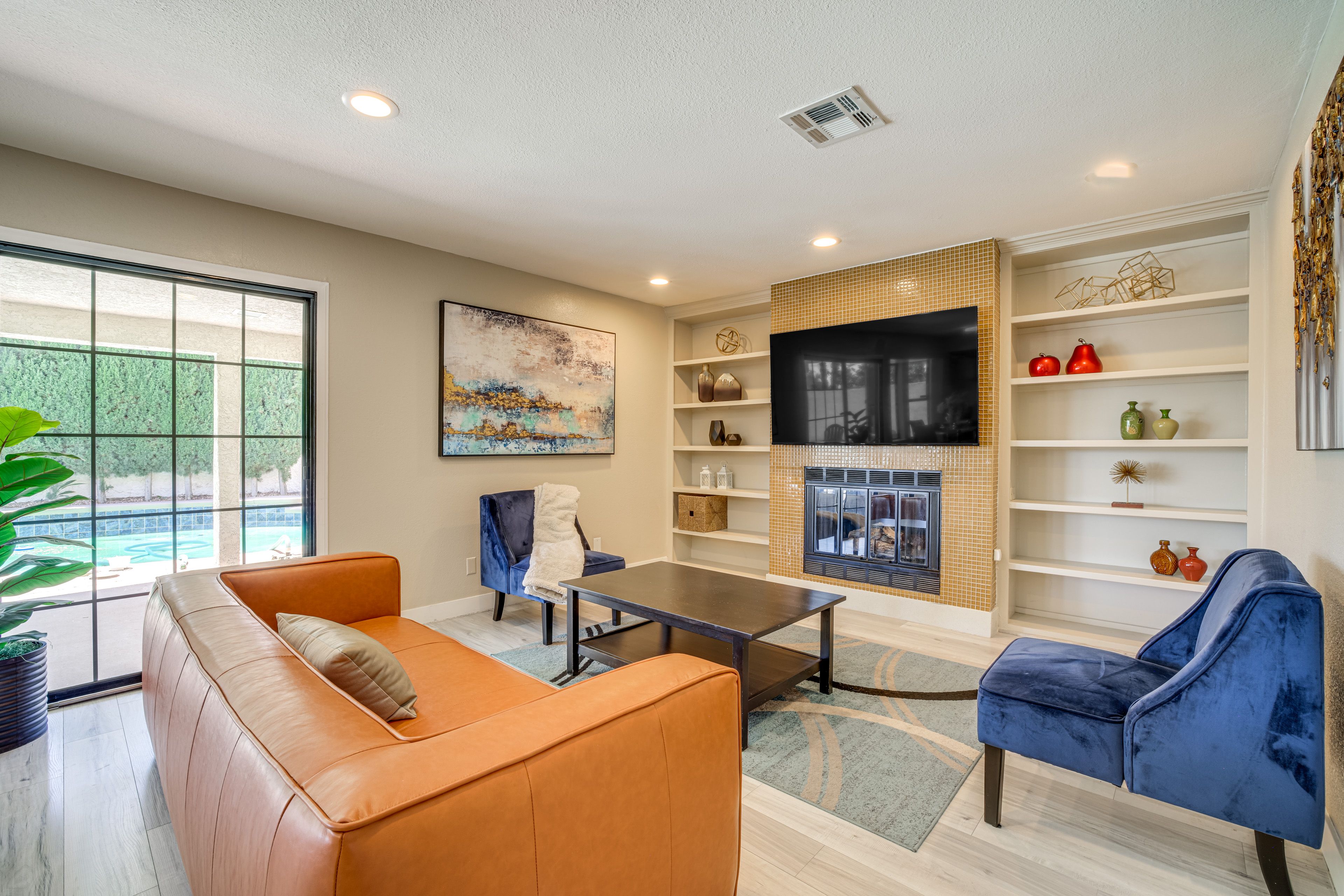 Living Room | Free WiFi | Smart TV | Central A/C | Fireplace | 1st Floor