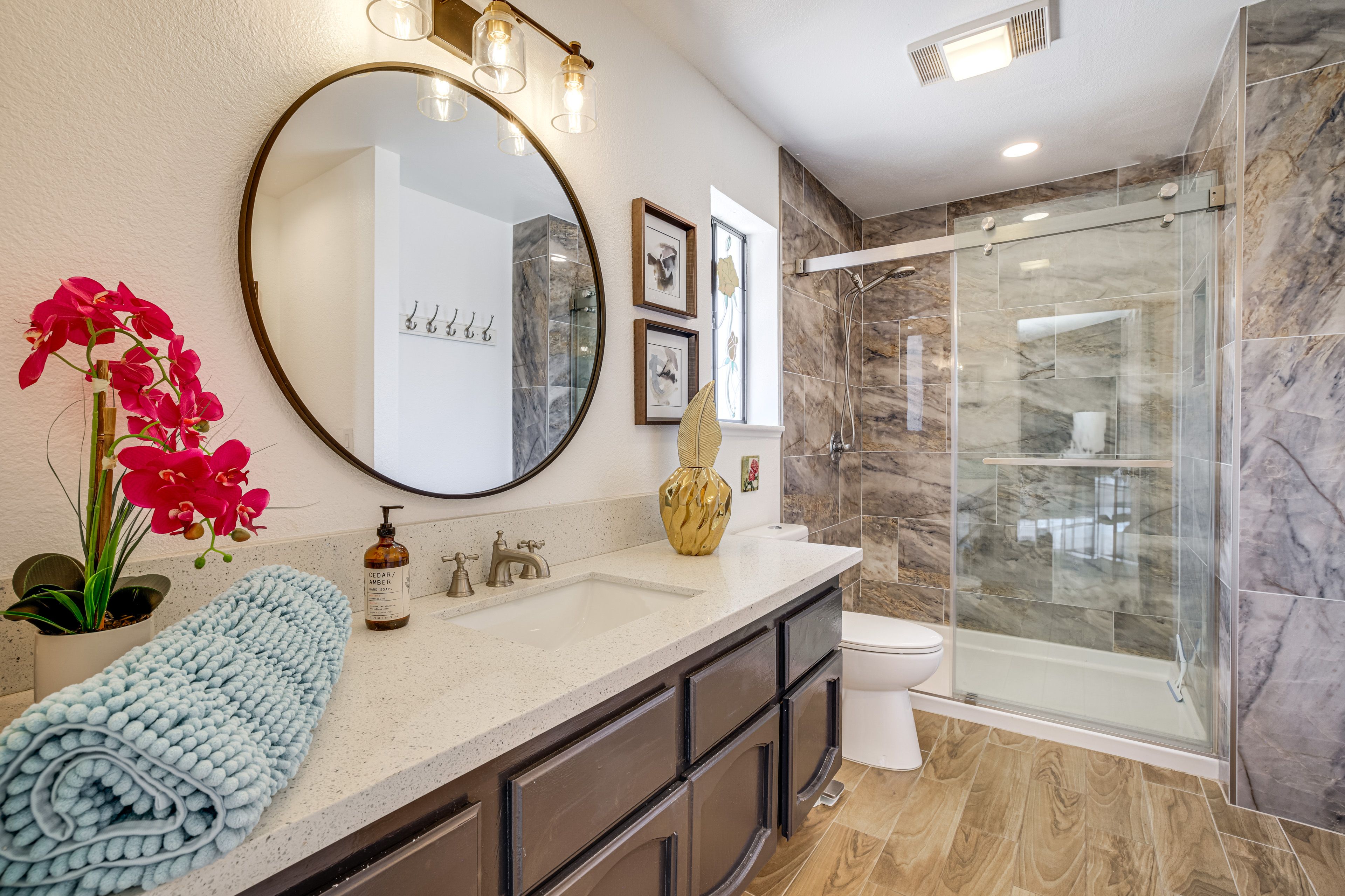 Full Bathroom | 2nd Floor