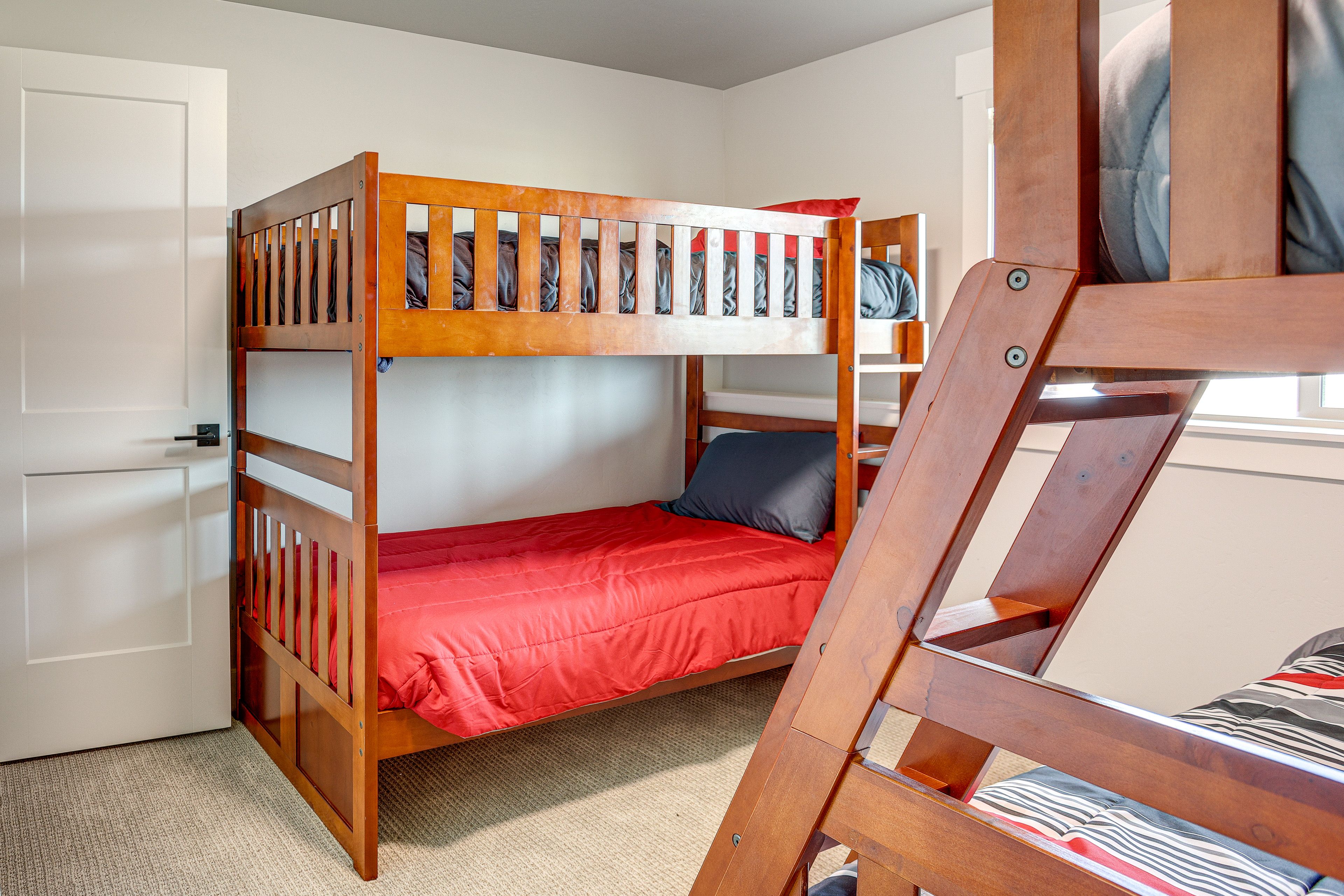 Bedroom 4 | Basement | Twin/Full Bunk Bed | Twin Bunk Bed