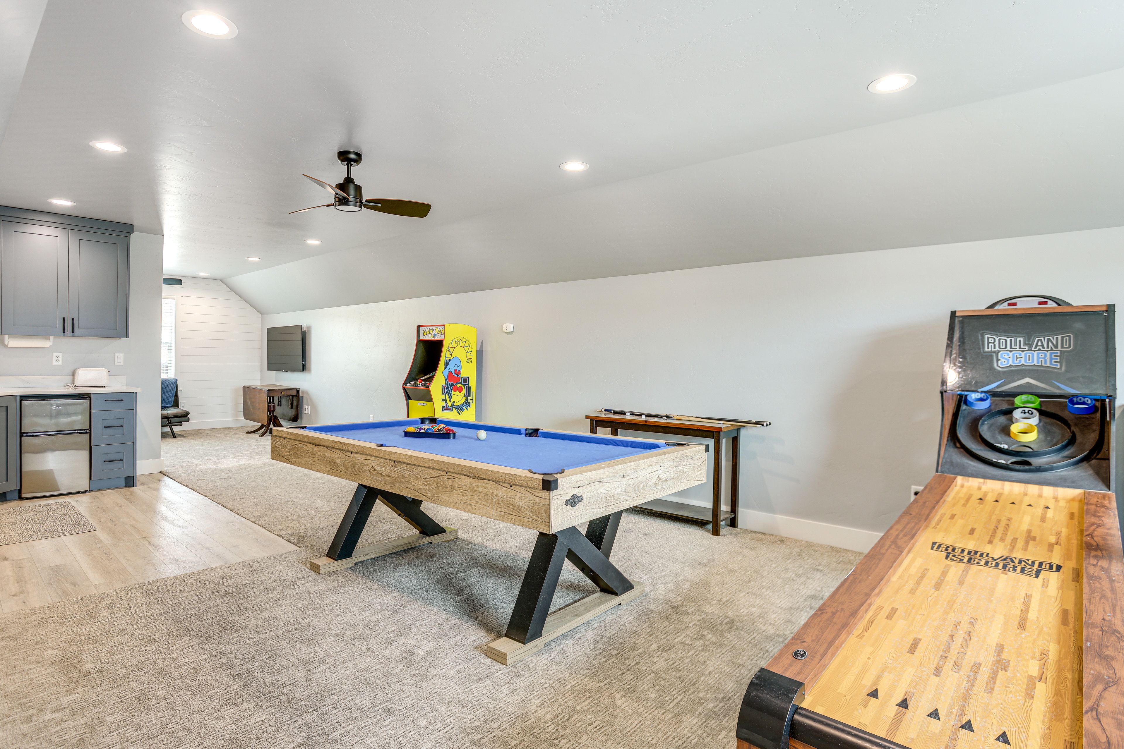Detached Garage Game Room | 2nd Floor | Pool Table | Arcade Machine