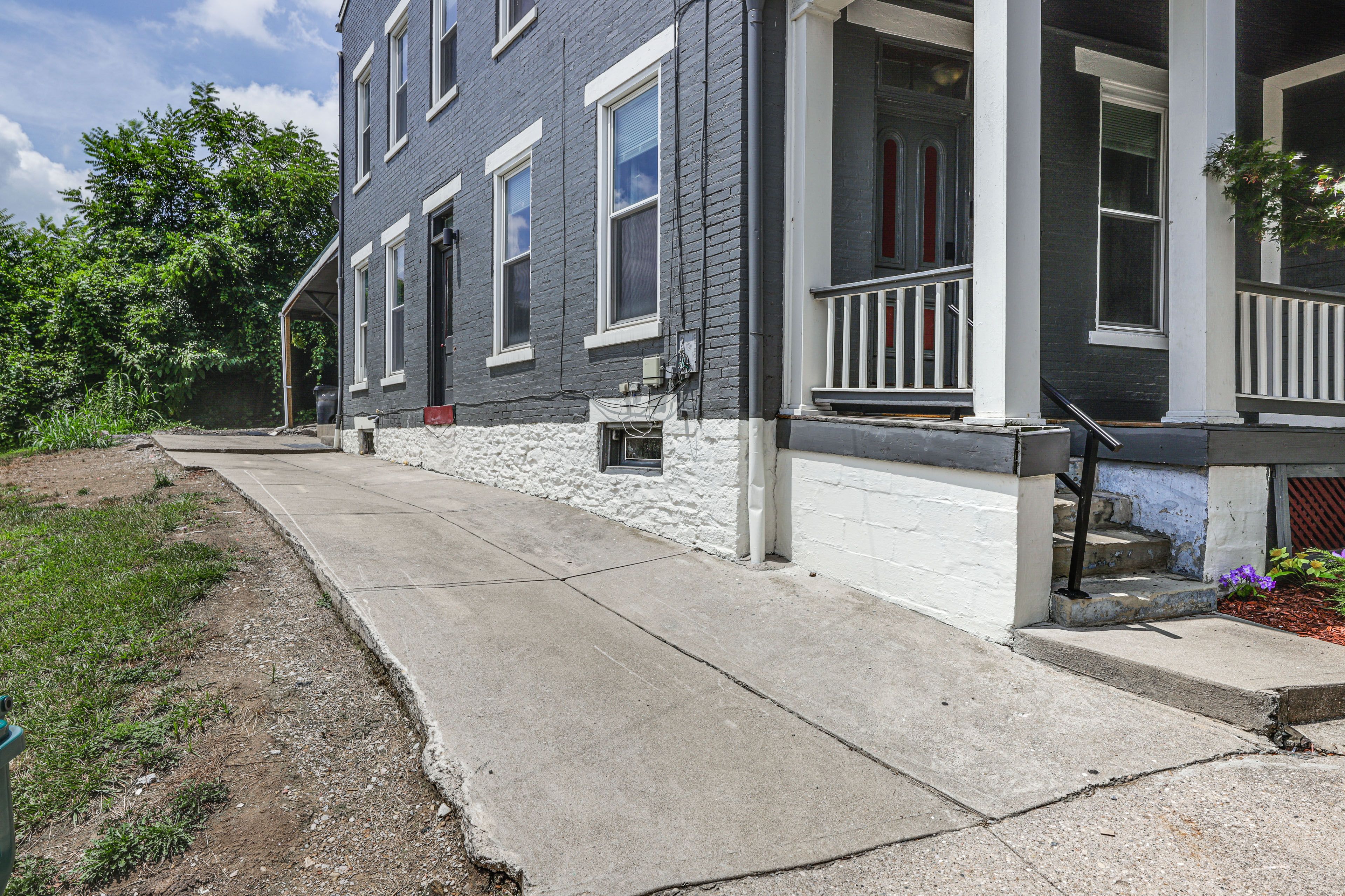 Exterior | Parking | Driveway (3 Vehicles) | Free Street