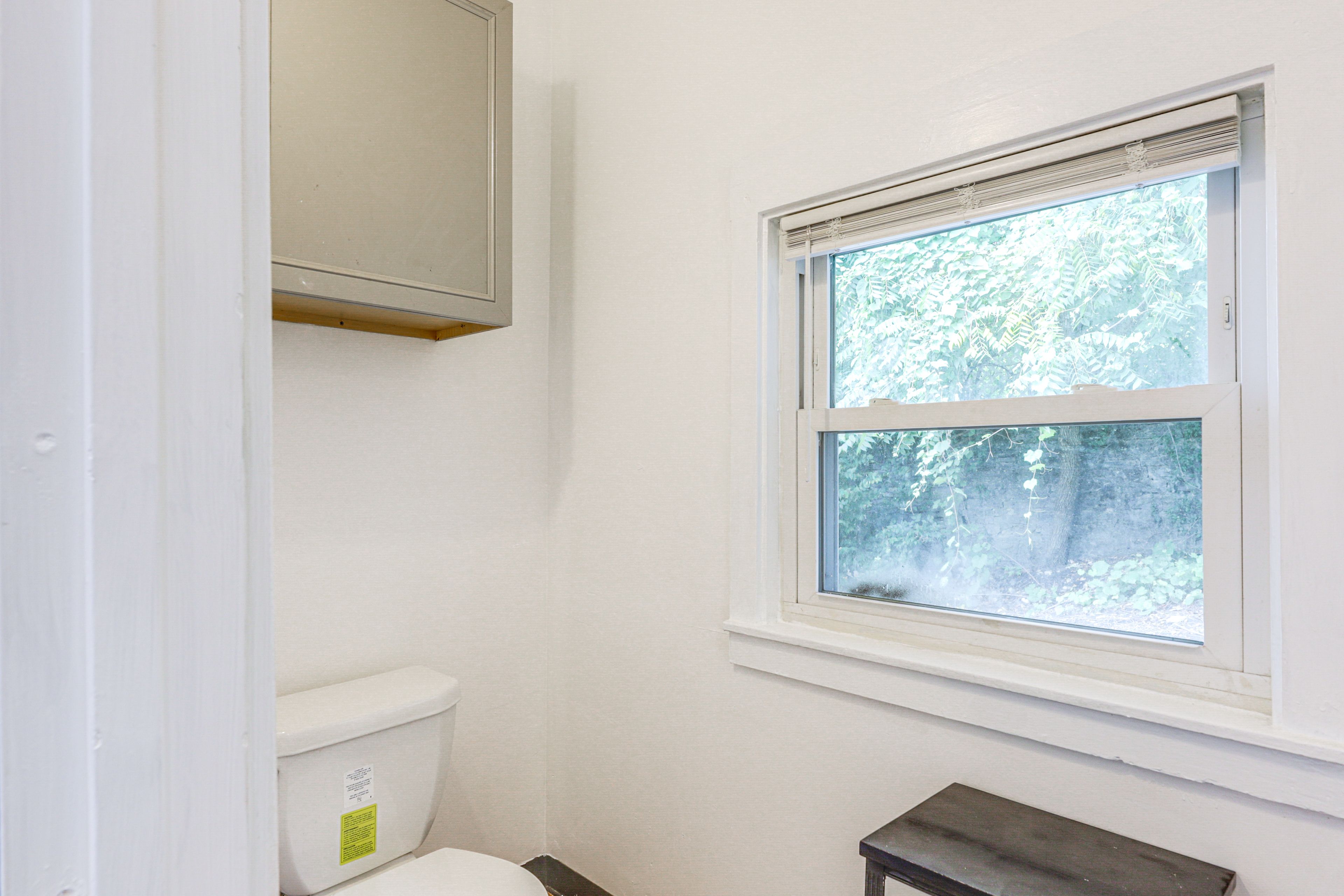 Half Bathroom | 1st Floor | Towels Provided