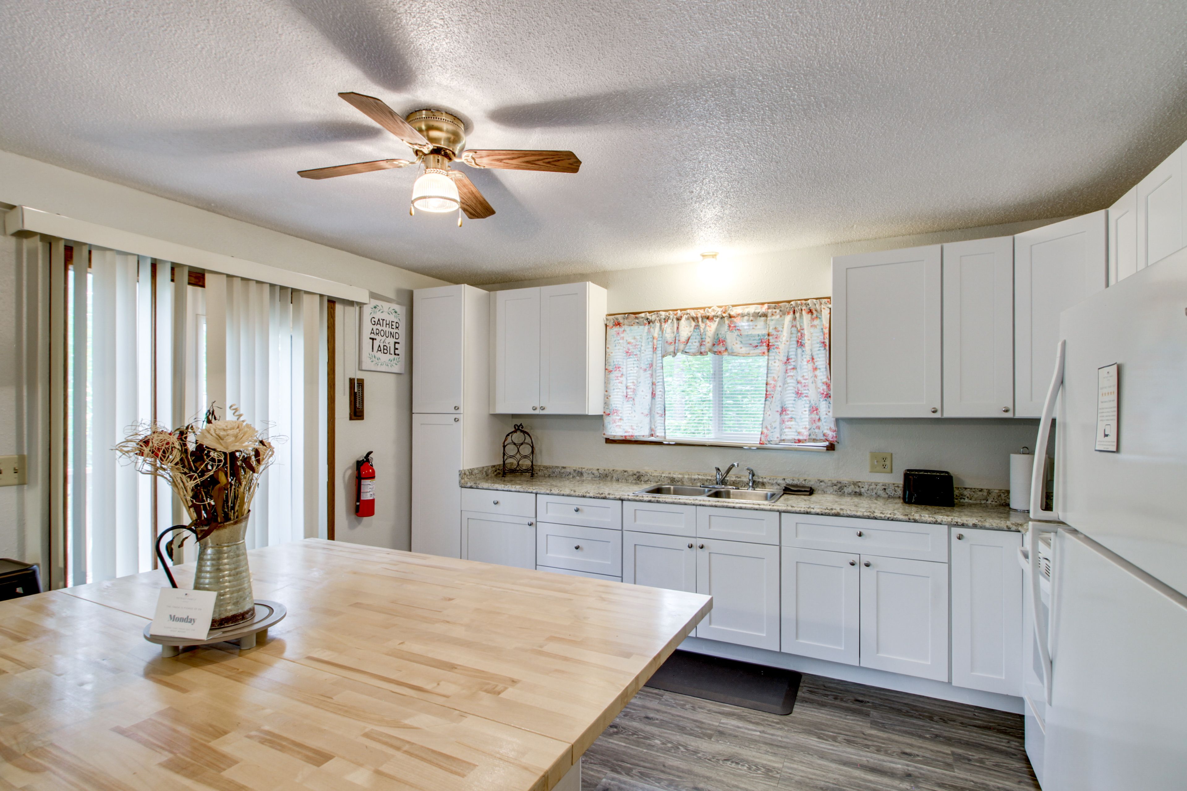 Dining Bar | Kitchen