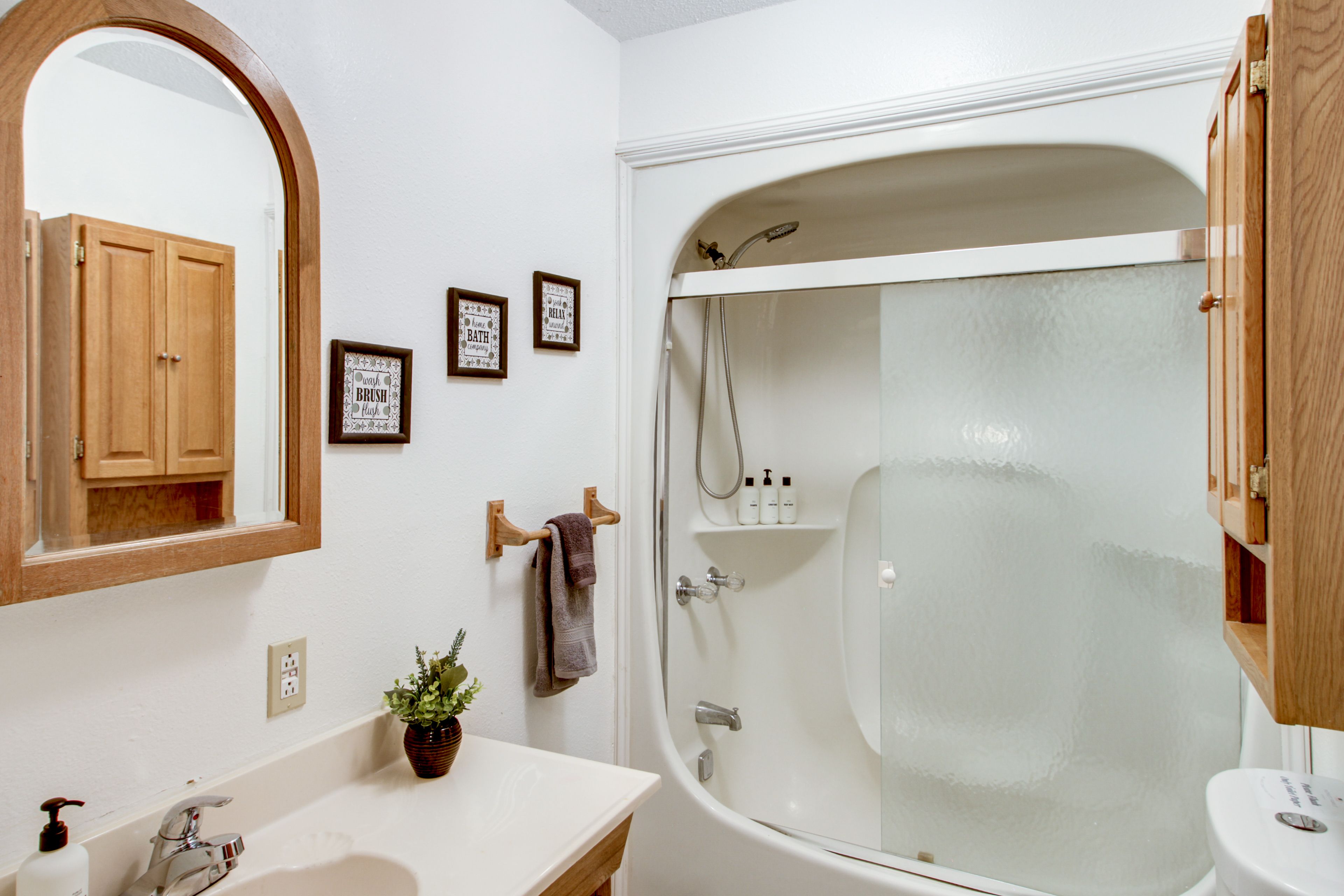 Full Bathroom | Towels Provided | Main Floor