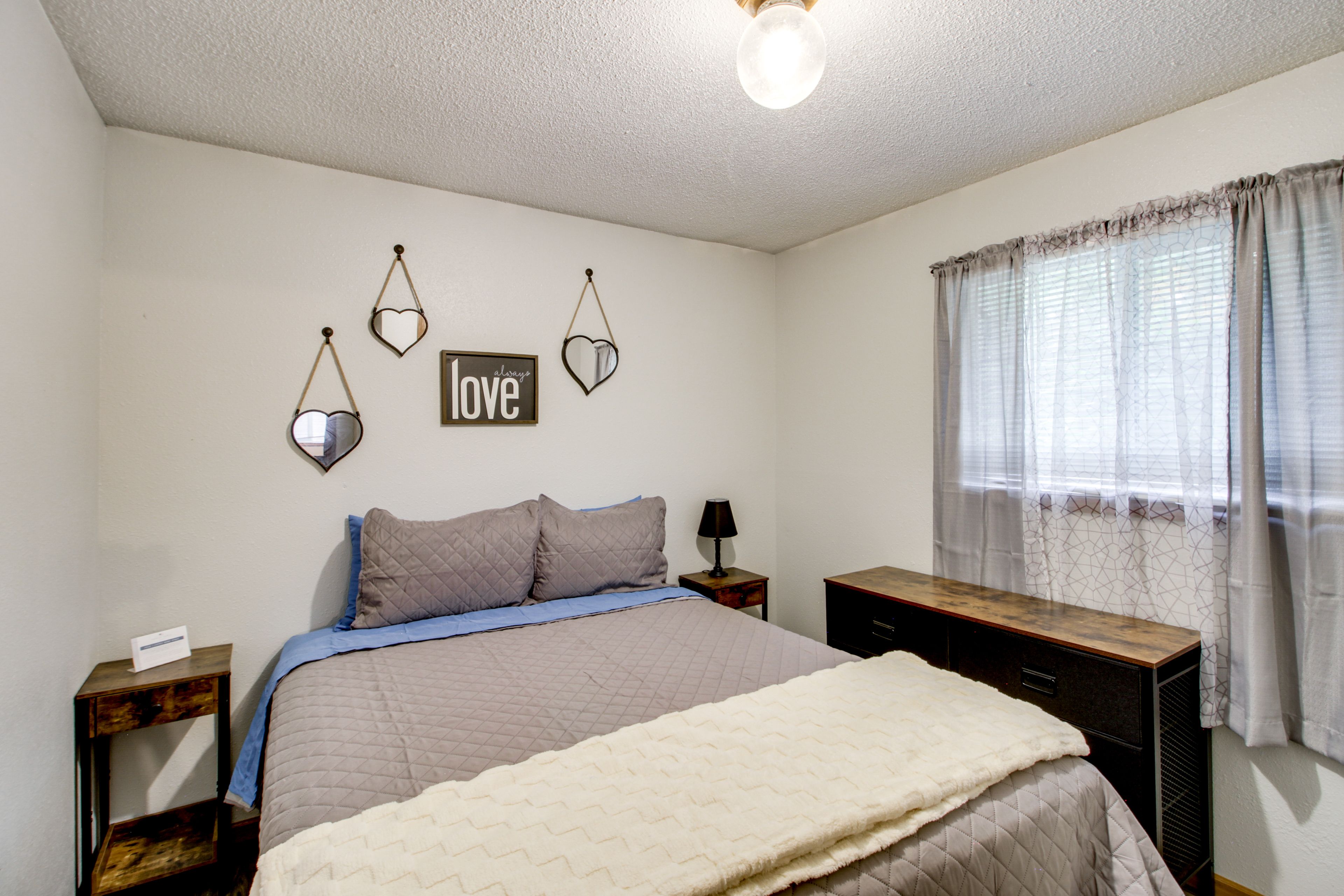 Bedroom 2 | Queen Bed | Main Floor