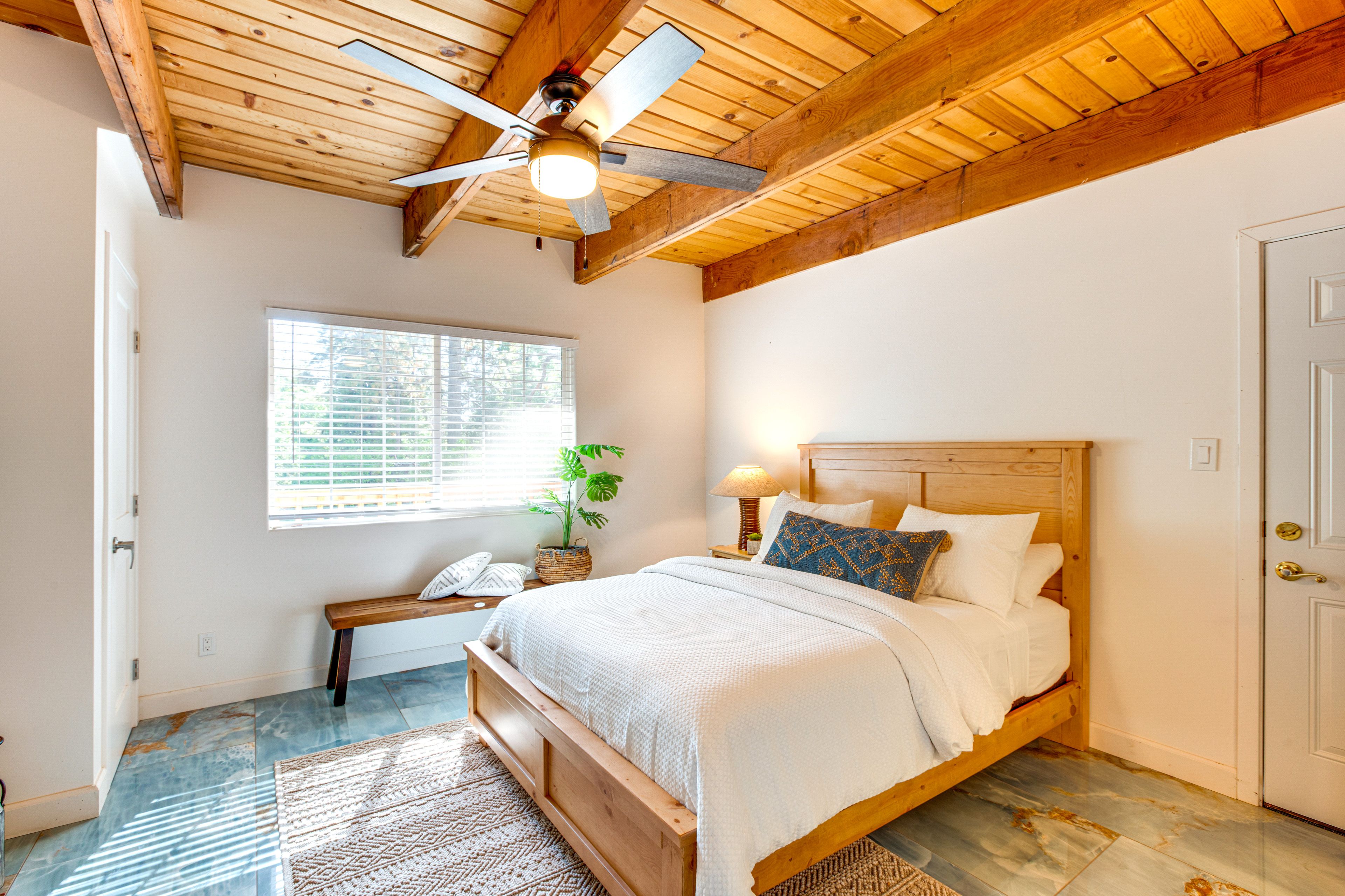 Bedroom 1 | Queen Bed | Linens | 1st Floor