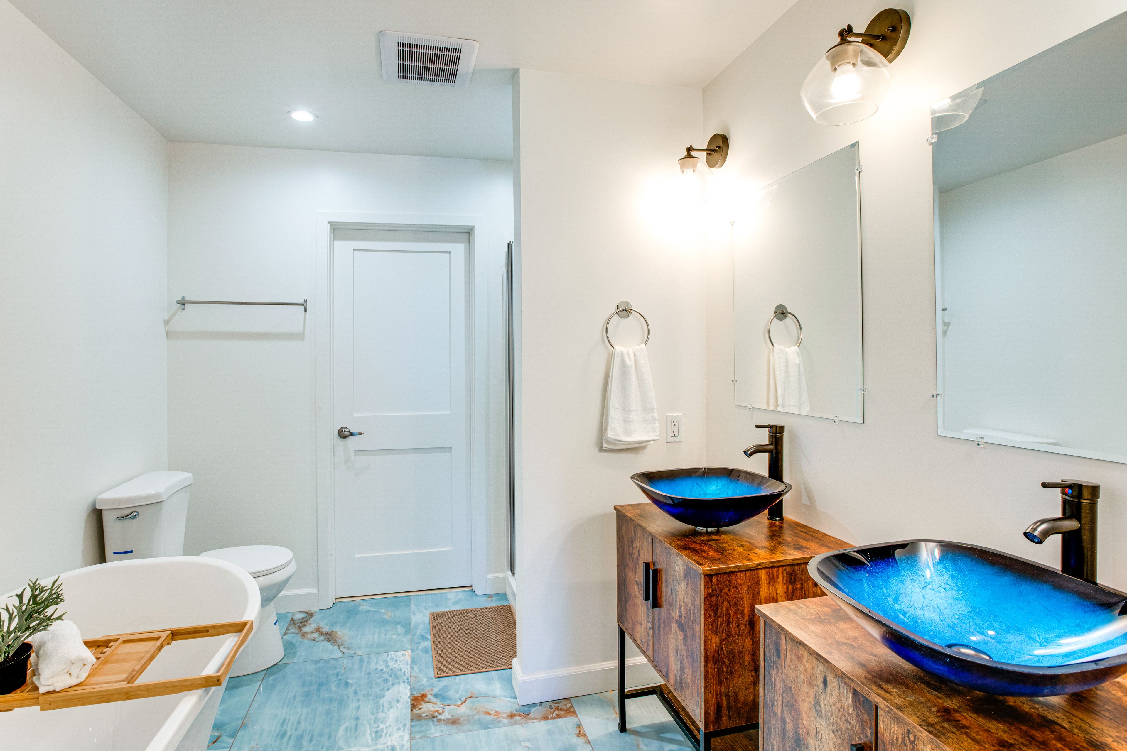 Full Bath | Towels | Hair Dryer | 1st Floor