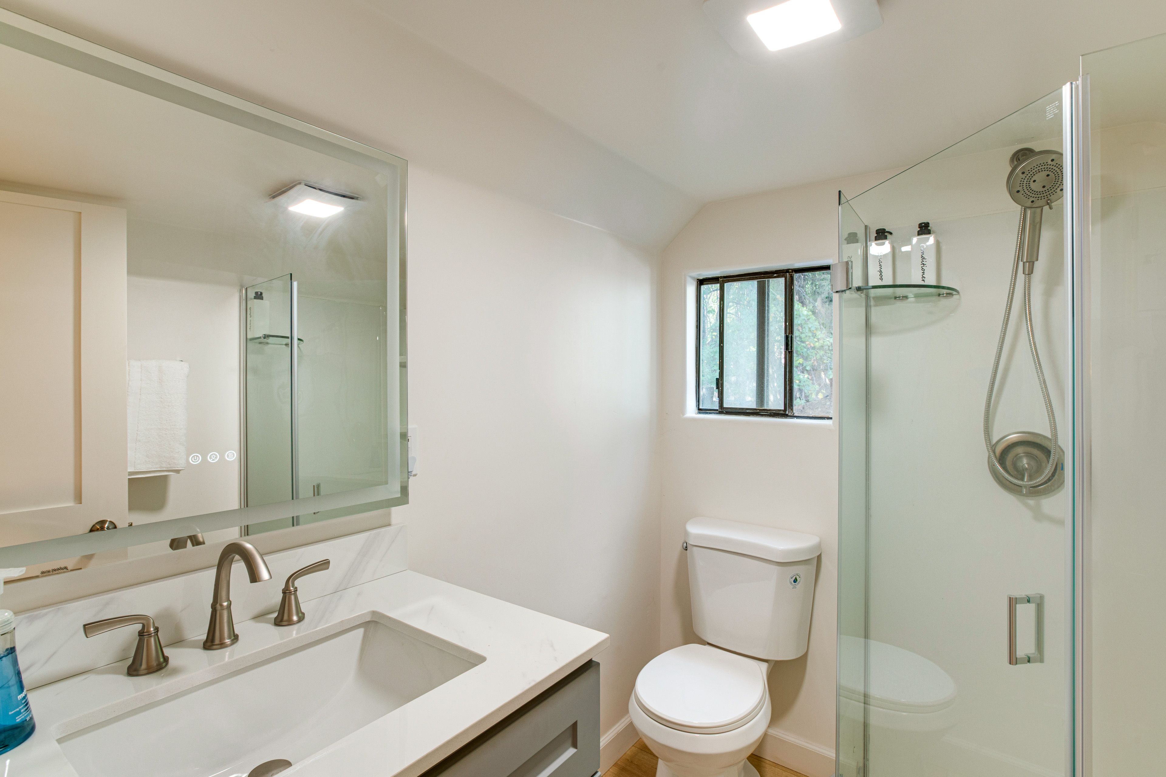 Full Bath | 2nd Floor