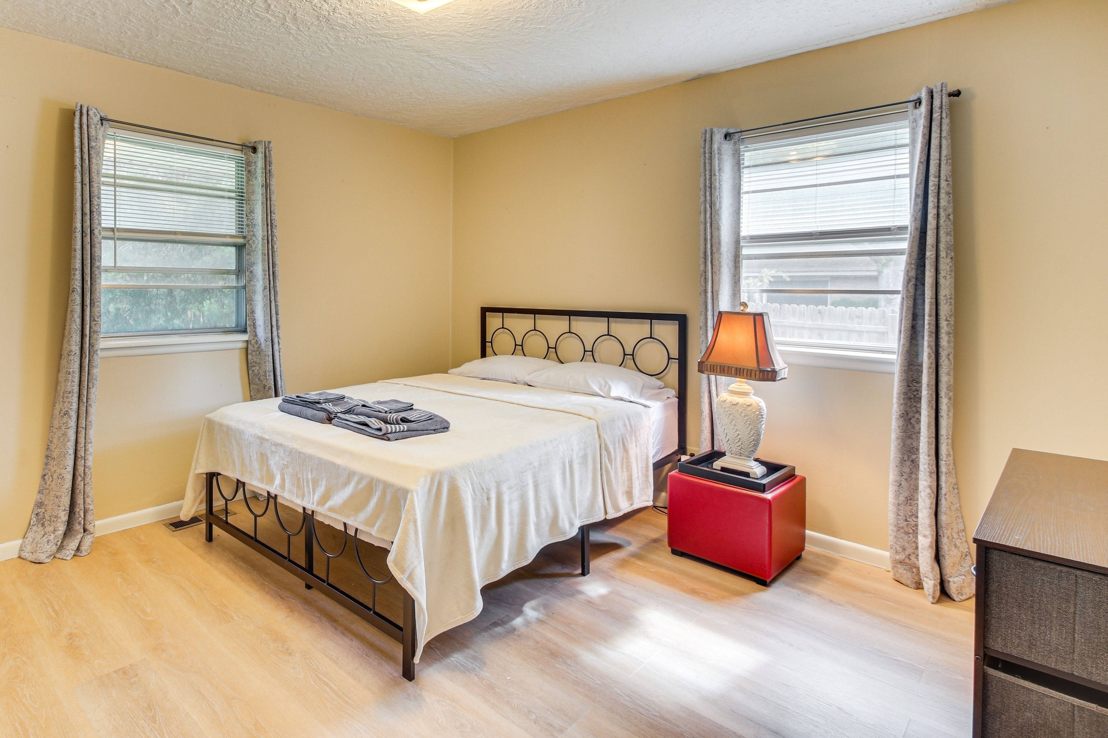 Bedroom 1 | Queen Bed