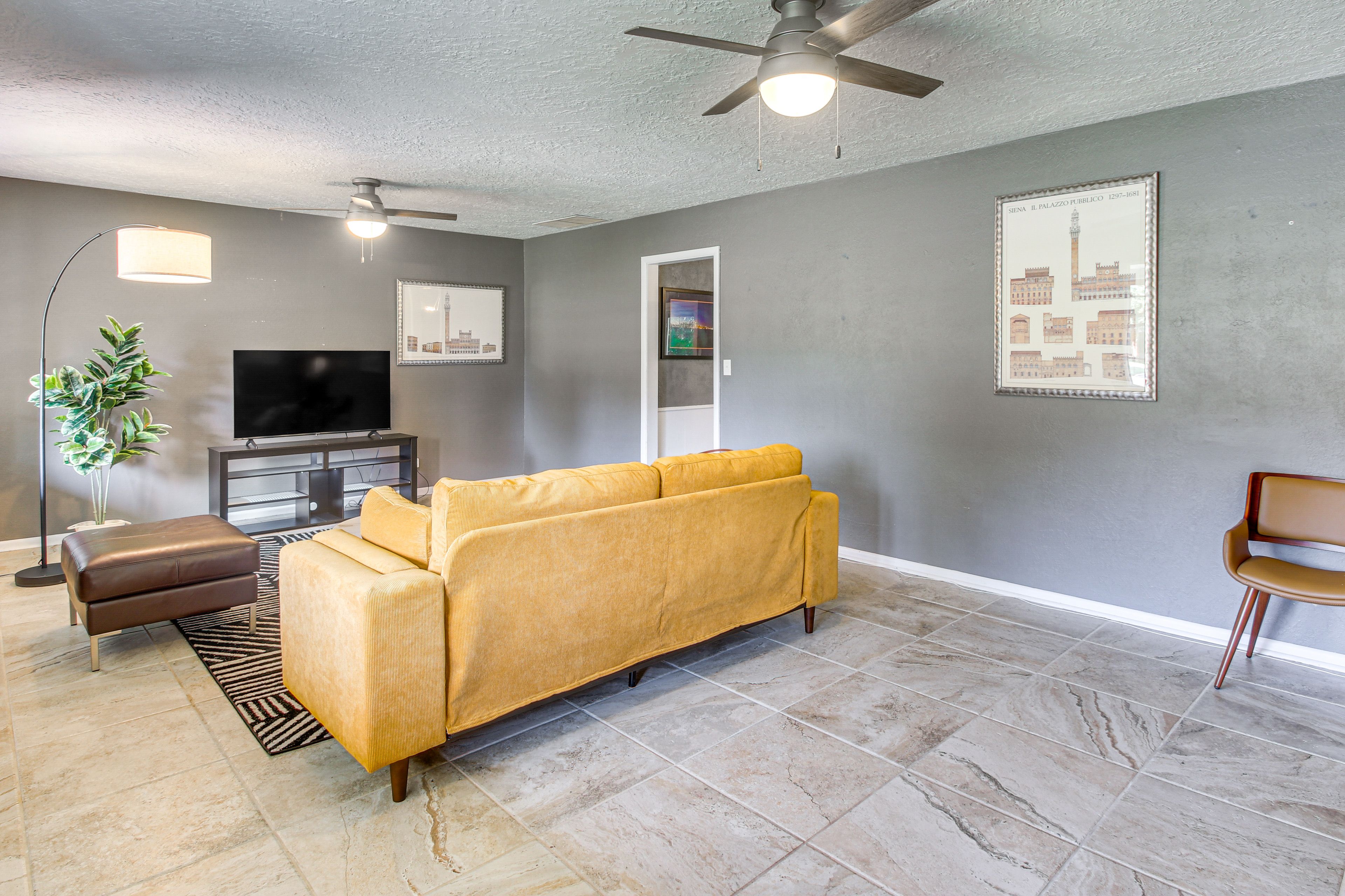 Living Room | Smart TV | Free WiFi | Central A/C