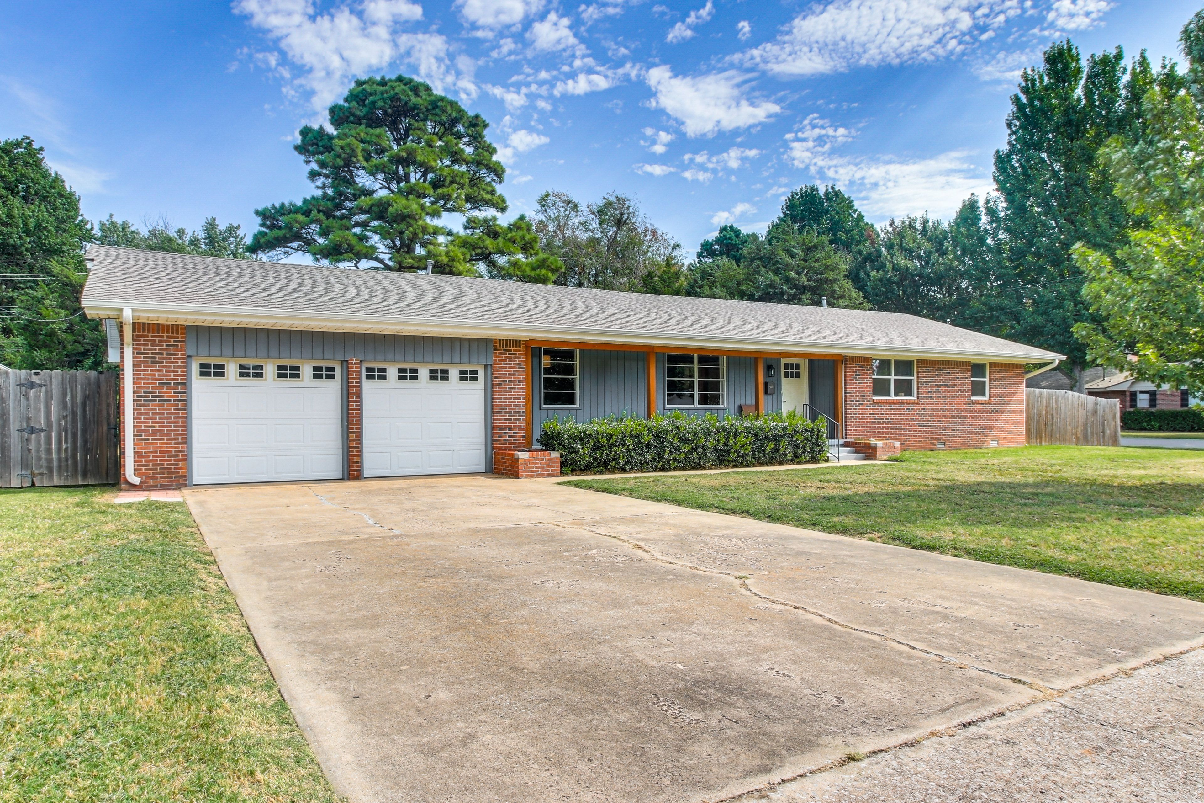 Parking | Driveway (4 Vehicles) | Garage (2 Vehicles)