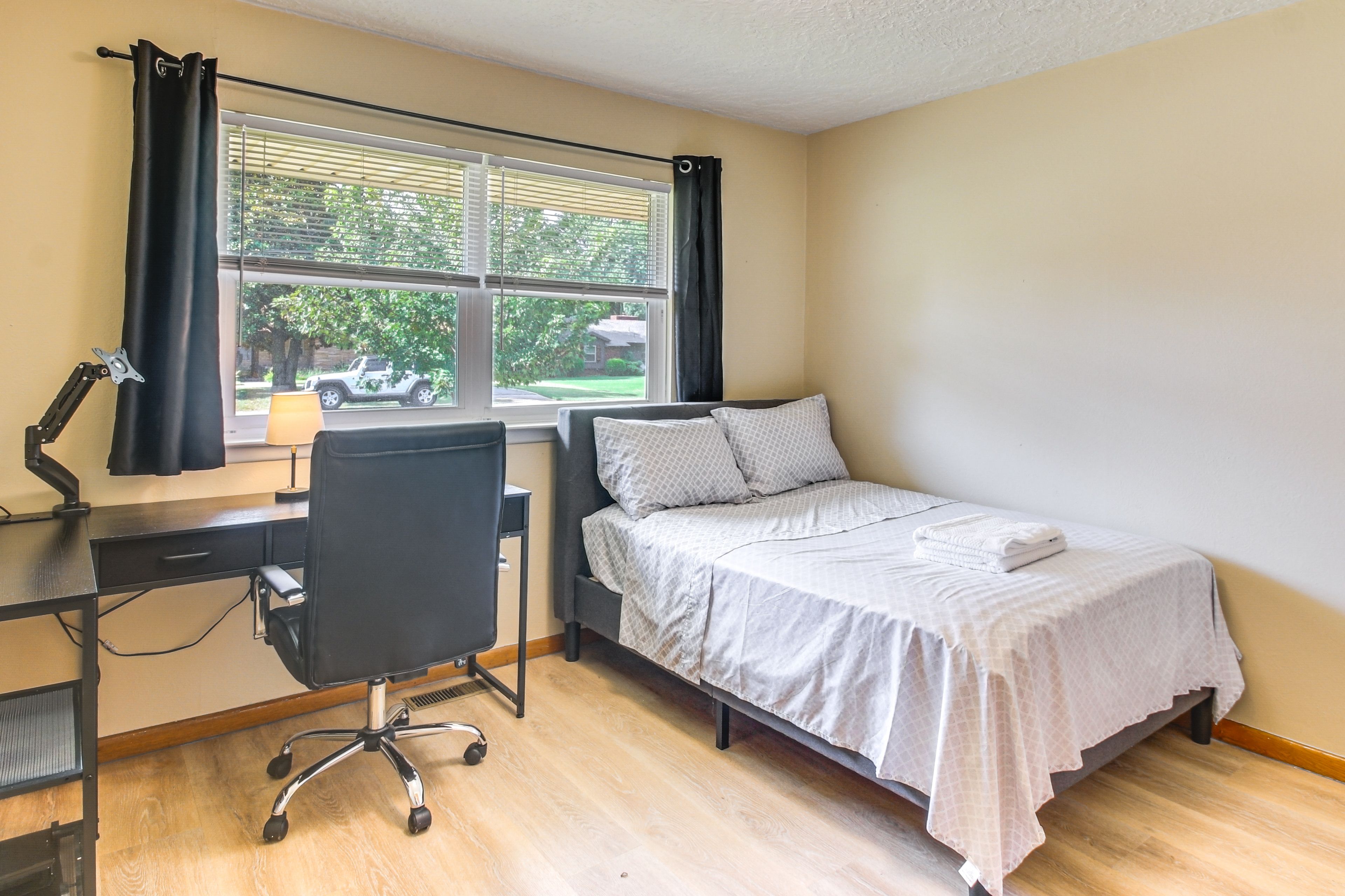 Bedroom 2 | Full Bed | Desk